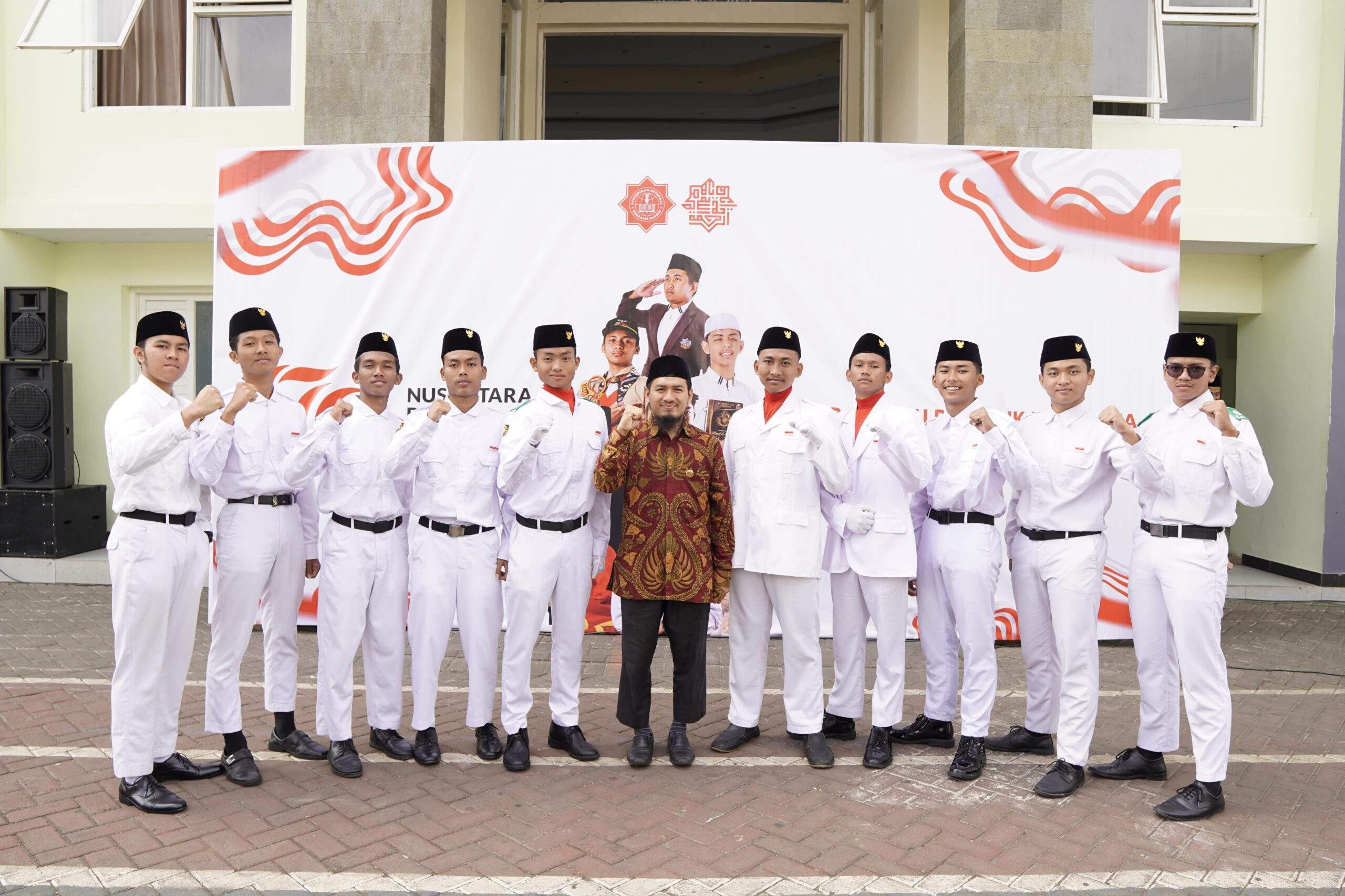 TIm Pengibar Bendera Merah Putih dalam Peringatan HUT RI ke 79 di LPI Ar-Rohmah Putra Malang