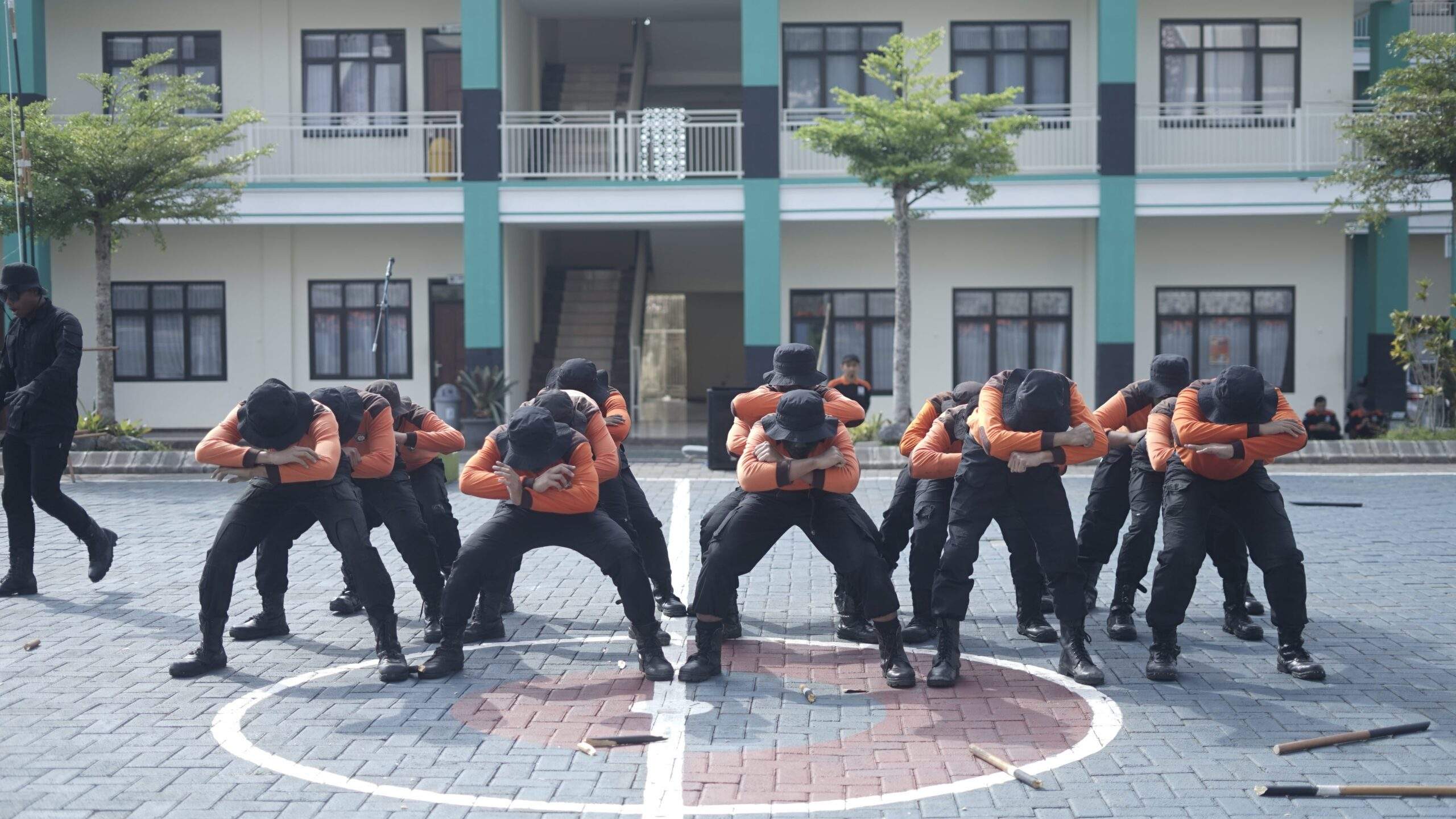 Atraksi Tim SARPALA (Santri Pecinta Alam) SMA Ar-Rohmah Putra Malang