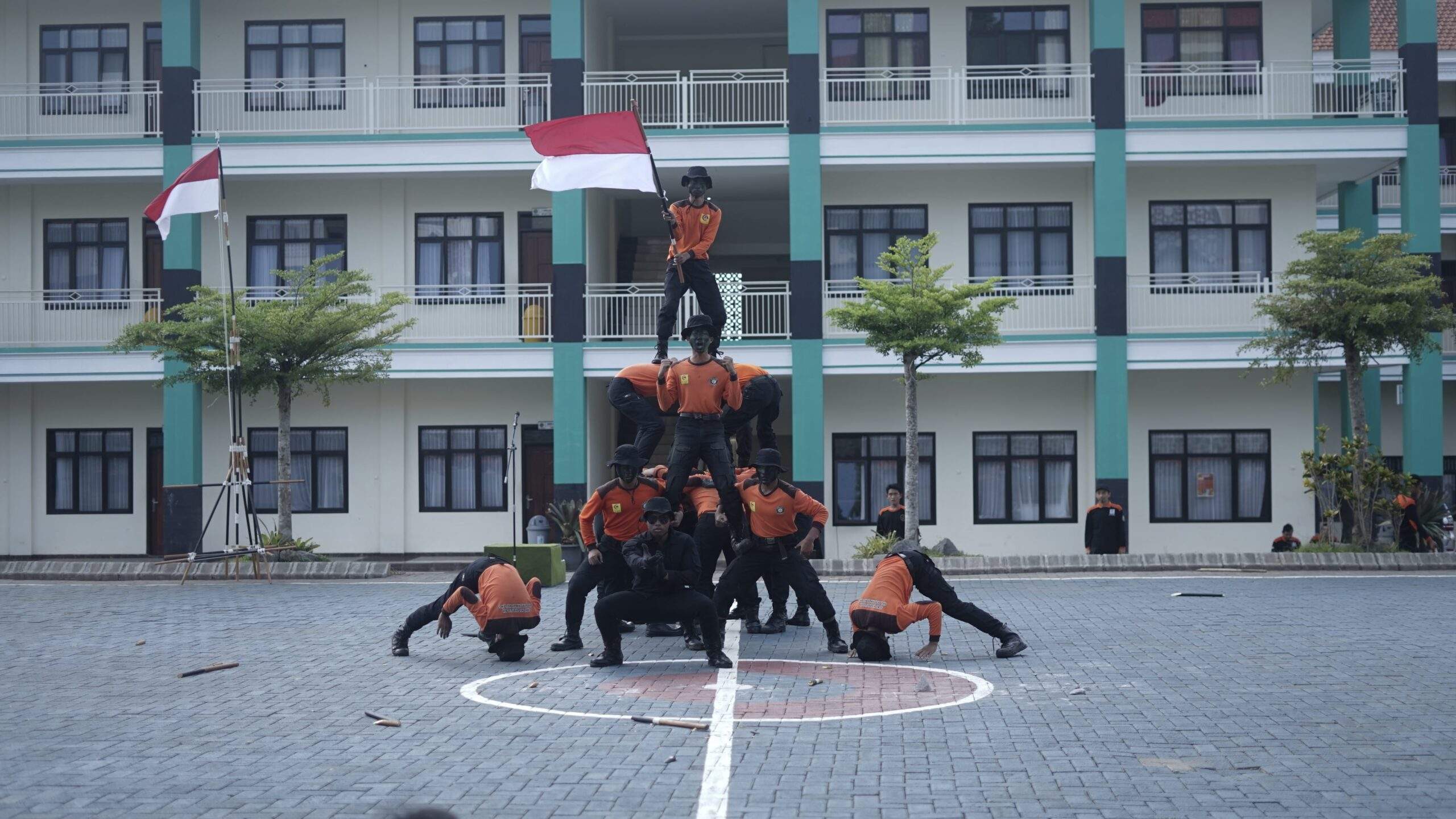 Atraksi Tim SARPALA (Santri Pecinta Alam) SMA Ar-Rohmah