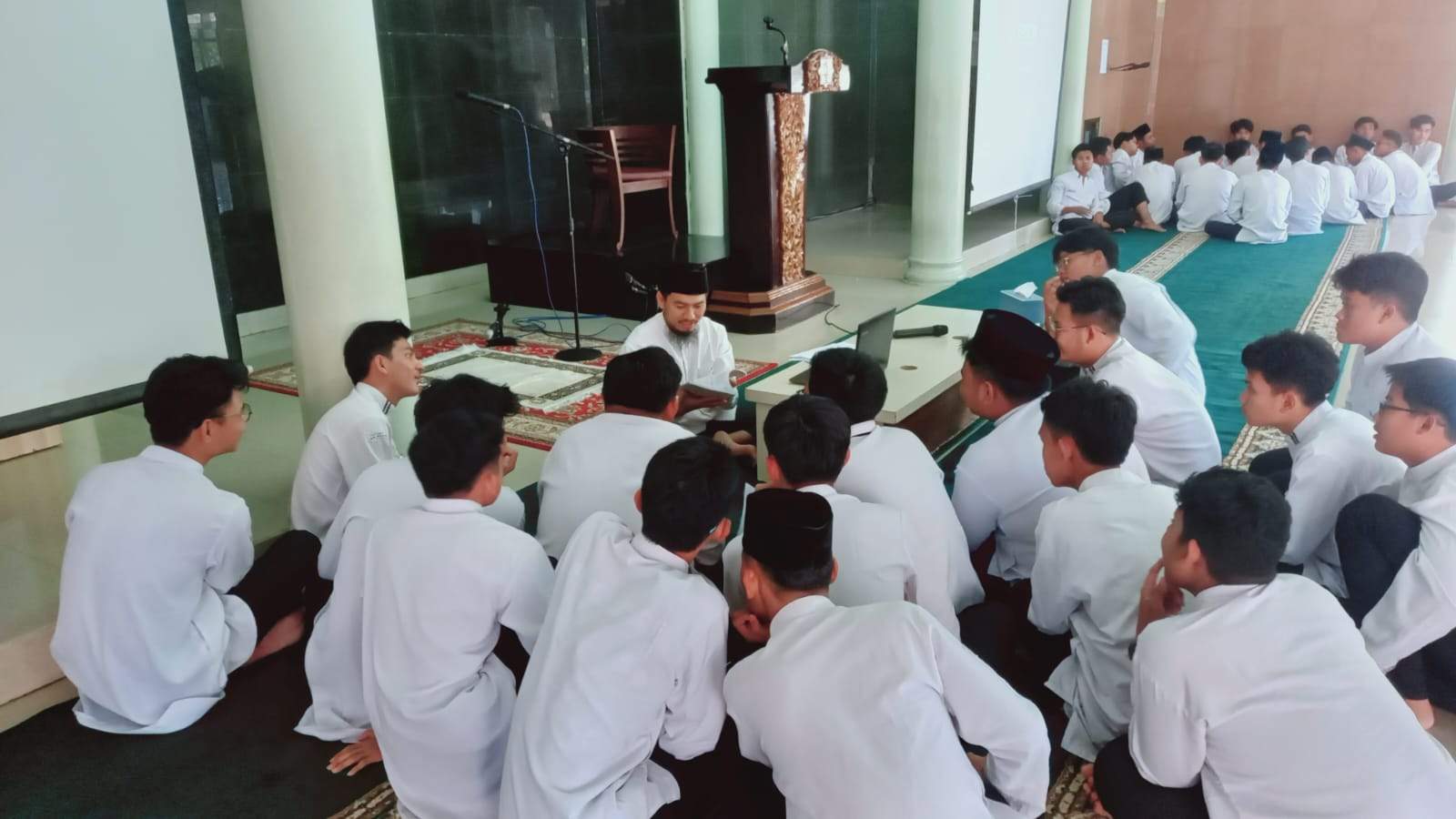 Pembinaan Siswa Kelas XII ' Halaqoh Kader Ula' SMA Ar-Rohmah Putra Malang