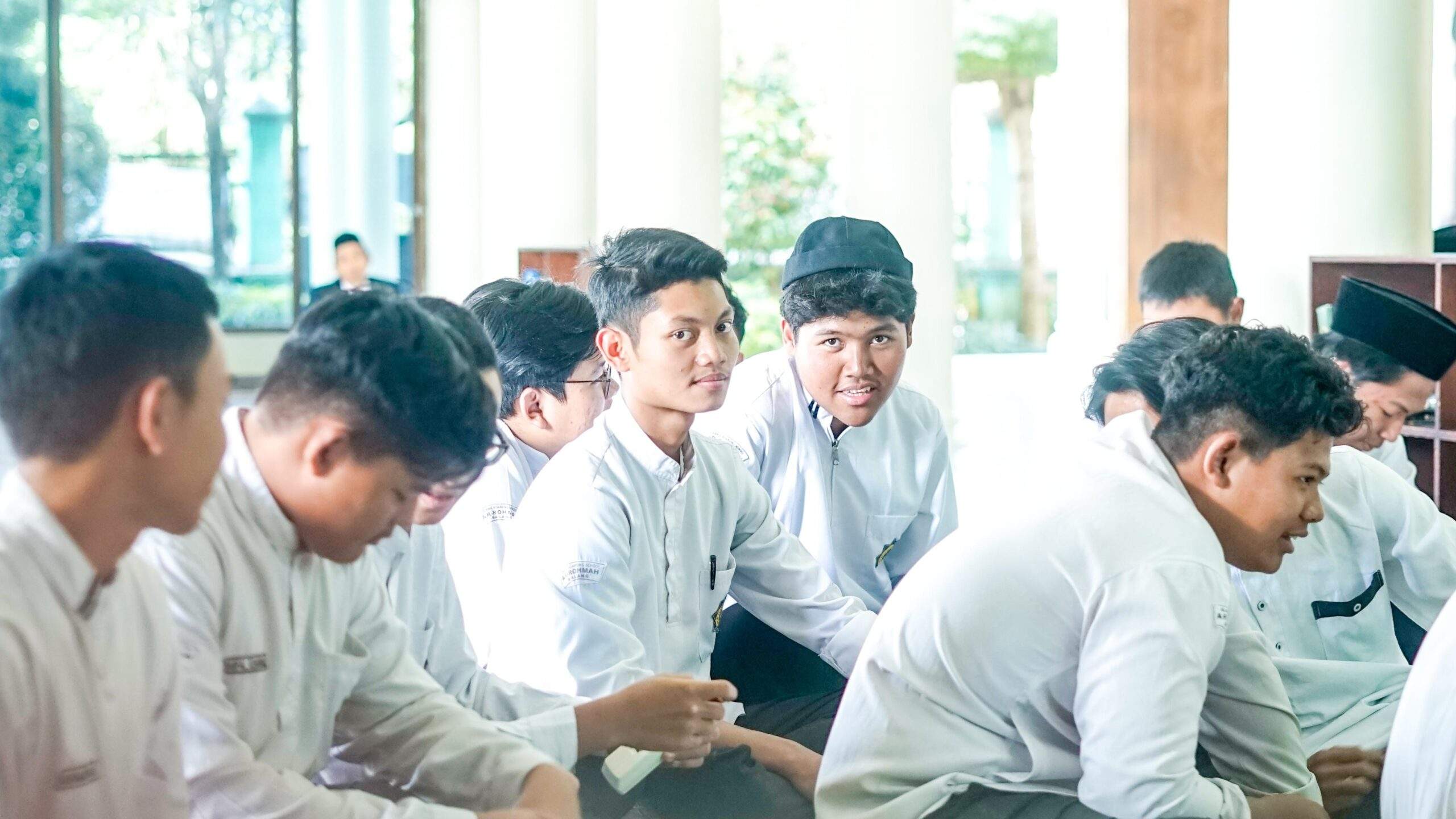 Pembinaan Siswa Kelas XII SMA Ar-Rohmah Putra bersama Ustadz Fahmi Ahmad, S.Pd.I., M.M.