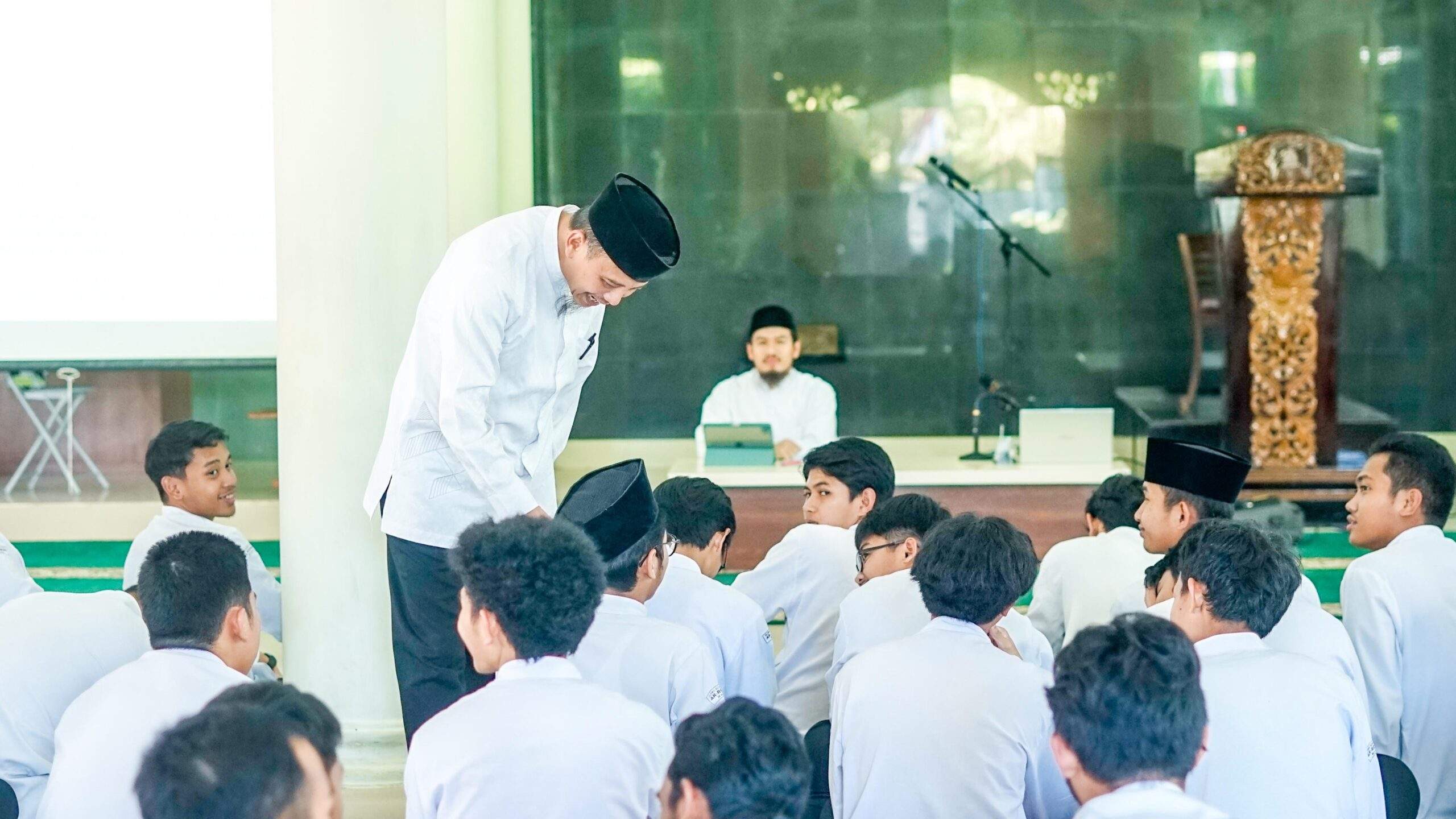 Pembinaan Siswa Kelas XII SMA Ar-Rohmah Putra bersama Ustadz Fahmi Ahmad, S.Pd.I., M.M.