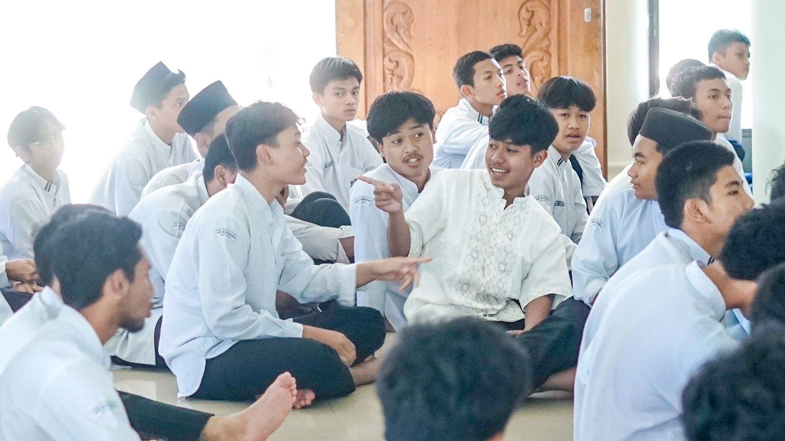 Pembinaan Siswa Kelas XII SMA Ar-Rohmah Putra bersama Ustadz Fahmi Ahmad, S.Pd.I., M.M.