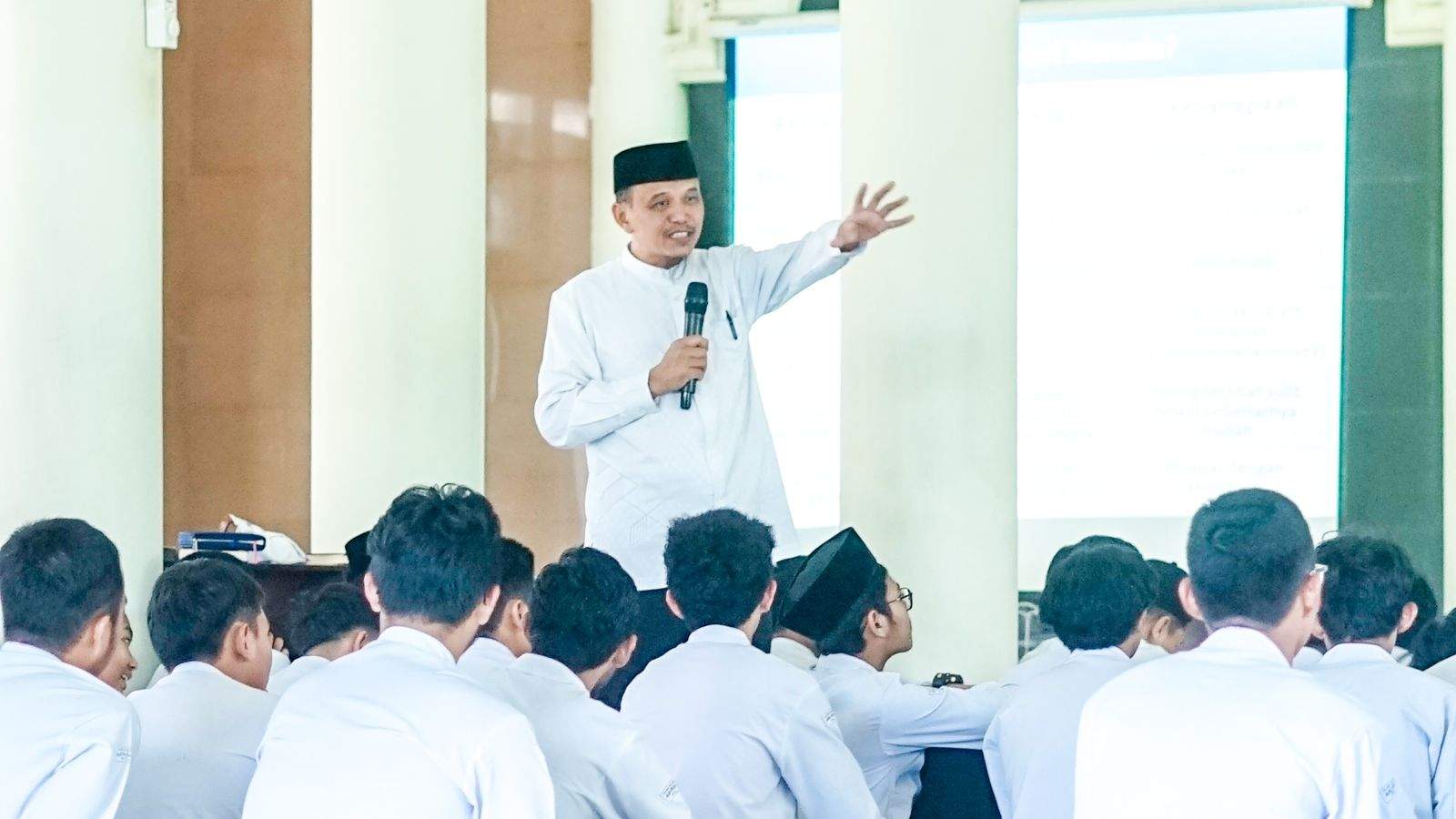 Pembinaan Siswa Kelas XII SMA Ar-Rohmah Putra bersama Ustadz Fahmi Ahmad, S.Pd.I., M.M.