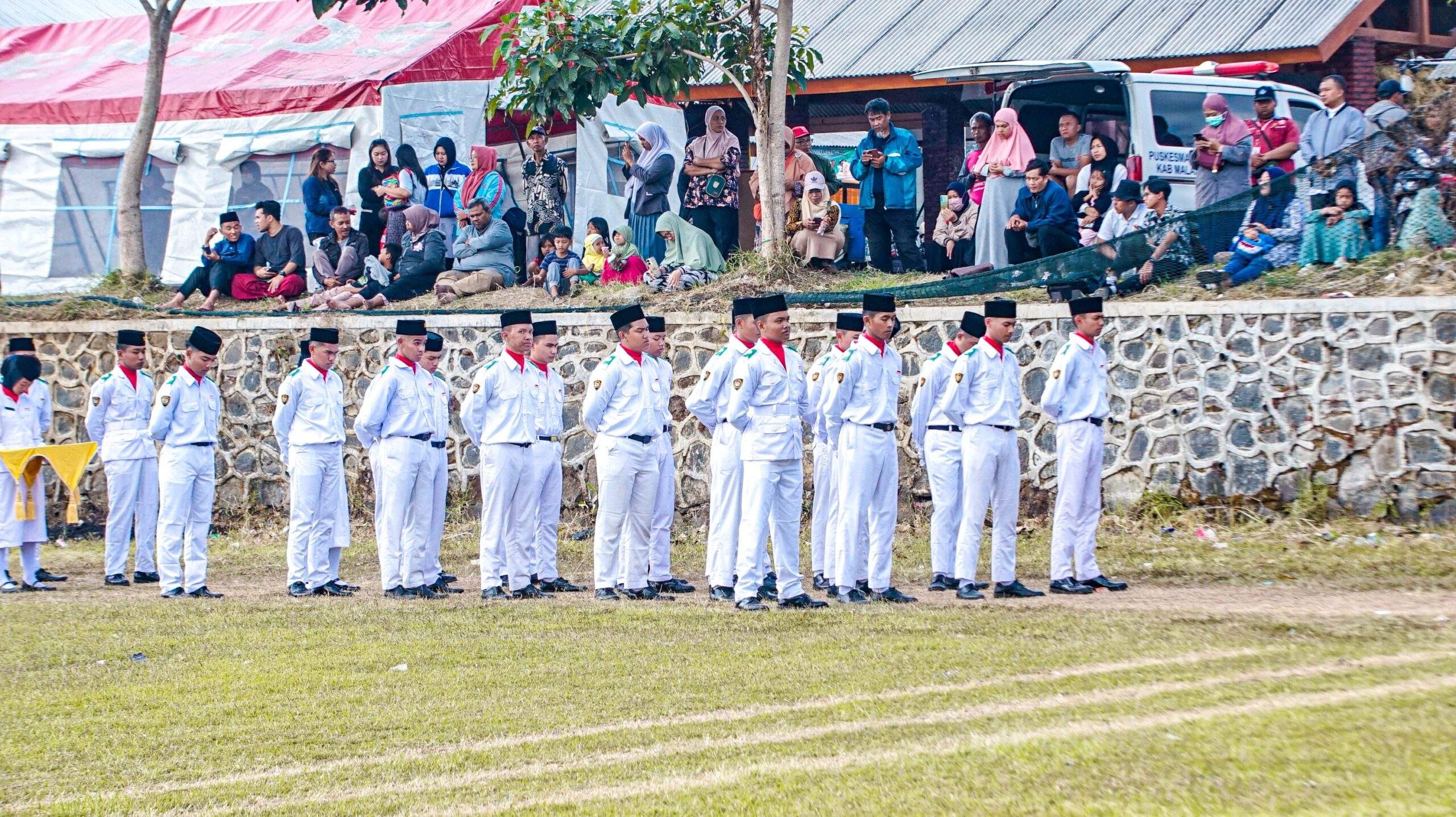 Tim PASKIBRAKA SMA Ar-Rohmah Putra dalam Pengibaran Bendera Merah Putih HUT RI ke 79​