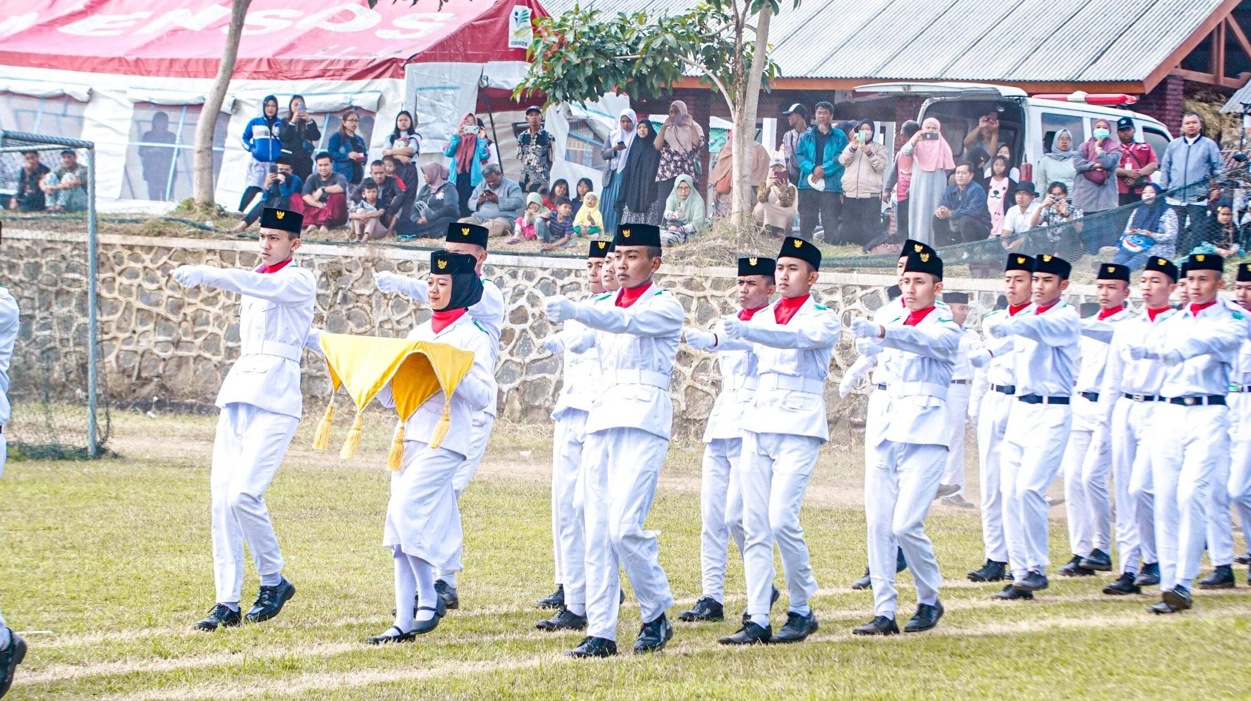 Tim PASKIBRAKA SMA Ar-Rohmah Putra dalam Pengibaran Bendera Merah Putih HUT RI ke 79​