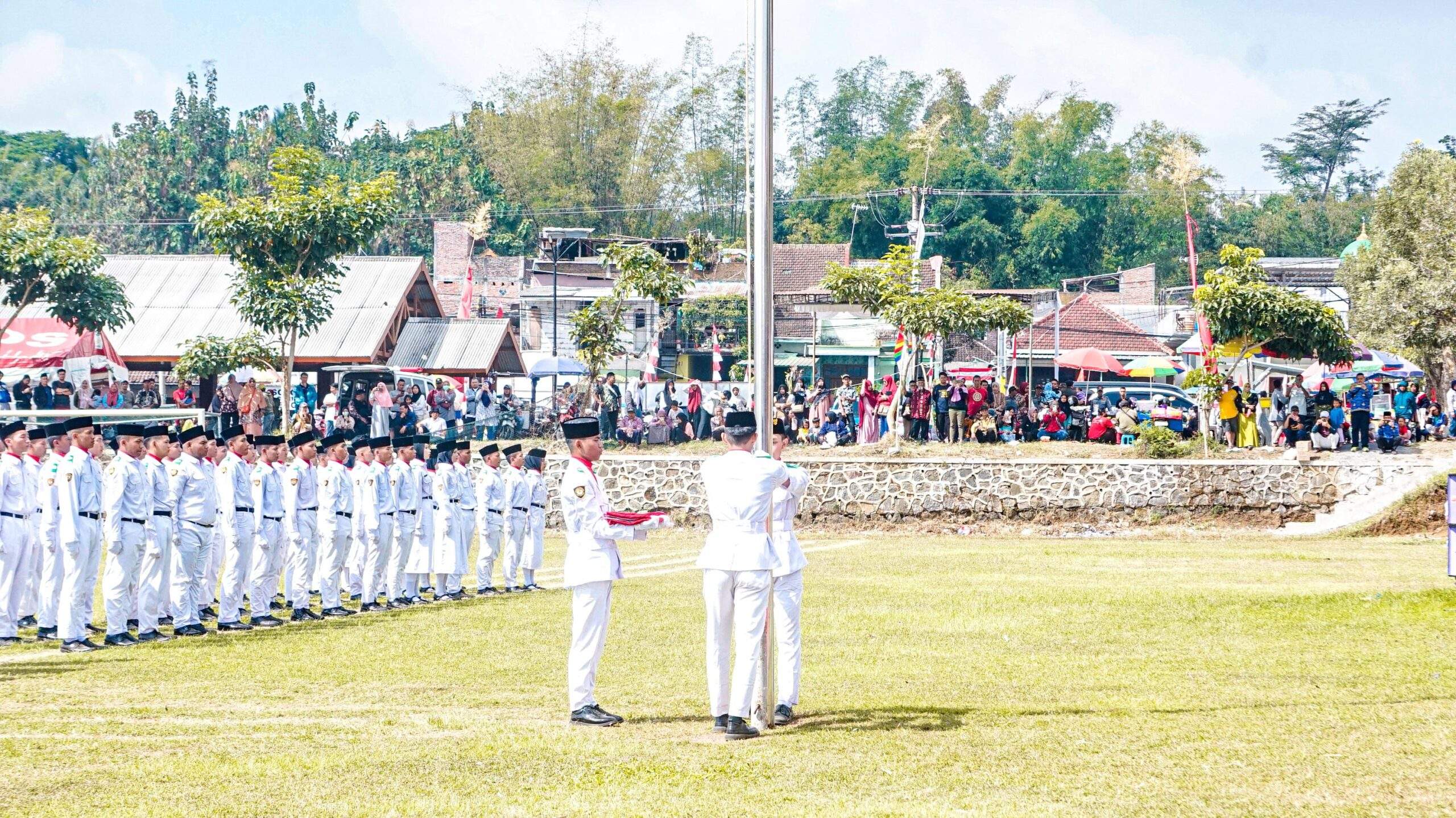 Tim PASKIBRAKA SMA Ar-Rohmah Putra dalam Pengibaran Bendera Merah Putih HUT RI ke 79​