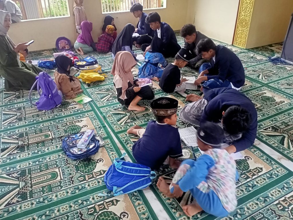 Kegiatan siswa PDPH di sore hari dengan belajar bersama adik-adik TPQ