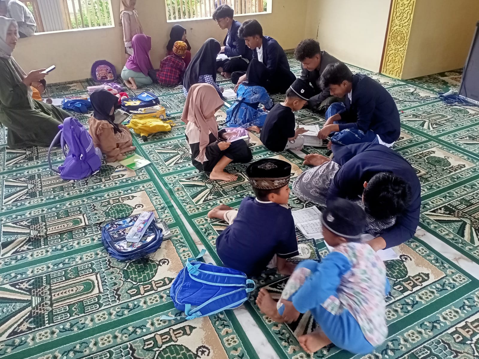 Kegiatan siswa PDPH di sore hari dengan belajar bersama adik-adik TPQ
