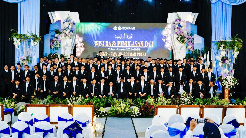 Sebanyak 321 siswa LPI Ar-Rohmah Putra resmi diwisuda dan ditugaskan sebagai da’i muda pada 8 Juni 2025 di Aula Ar-Rohmah, menandai komitmen sekolah dalam mencetak pemimpin berjiwa dakwah untuk menyongsong Indonesia Emas 2045.