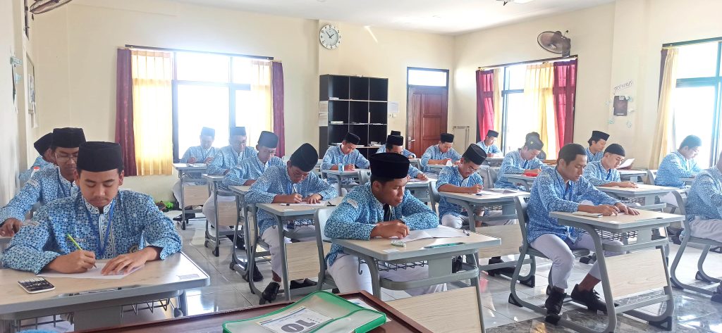 Keseruan peserta ujian saat mengerjakan soal-soal ujian Sumatif Akhir Tahun (SAT) 2024/2025