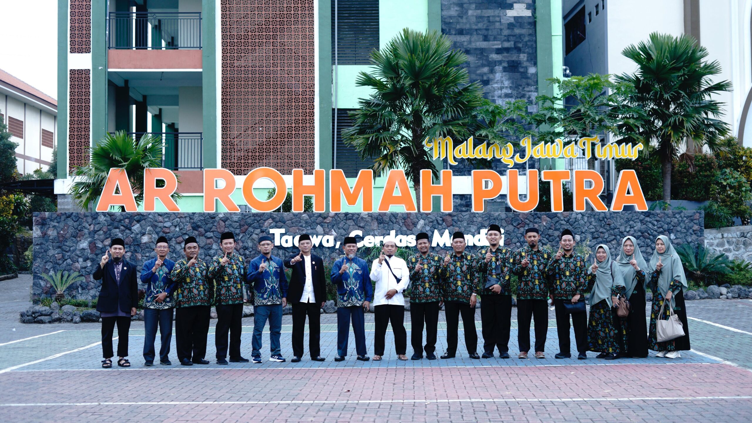 SMA Ar-Rohmah Putra Malang menerima kunjungan silaturahim dan studi tiru dari pengurus Muhammadiyah Boarding School (MBS) Yogyakarta pada 26 Juli 2025 guna berbagi pengalaman pengelolaan lembaga dan program pendidikan Islam.