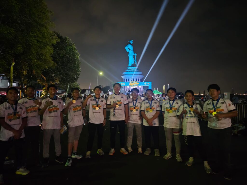 Santri SMA Ar-Rohmah Putra Malang membuktikan diri sebagai juara sejati dengan memborong seluruh medali emas di ajang nasional 2nd Fleet Night Fun Run 2025 TNI AL.