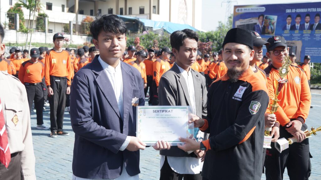 Santri SMA Ar-Rohmah Putra, Nafis Herza Imani Yusuf (XI Medical) berhasil meraih peringkat pertama (Top Score) dalam Try Out Akbar Olimpiade Madrasah Indonesia 2025, mengungguli ribuan peserta nasional dan menegaskan kualitas pembinaan akademik SMA Ar-Rohmah Putra.