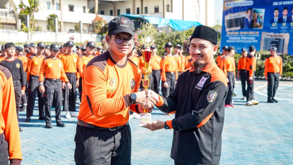 Santri SMA Ar-Rohmah Putra meraih juara 2 dan 3 dalam Lomba Ketangkasan Baris-Berbaris (LKBB) tingkat Kecamatan Dau, Malang, yang diikuti seluruh sekolah se-kecamatan dalam rangka HUT RI ke-80 pada 16 Agustus 2025. Prestasi ini menjadi bukti semangat santri dalam memaknai kemerdekaan, meneguhkan kesiapan mereka menjaga keutuhan dan keamanan NKRI, sekaligus menguatkan pendidikan karakter melalui disiplin, kekompakan, serta jiwa patriotisme.