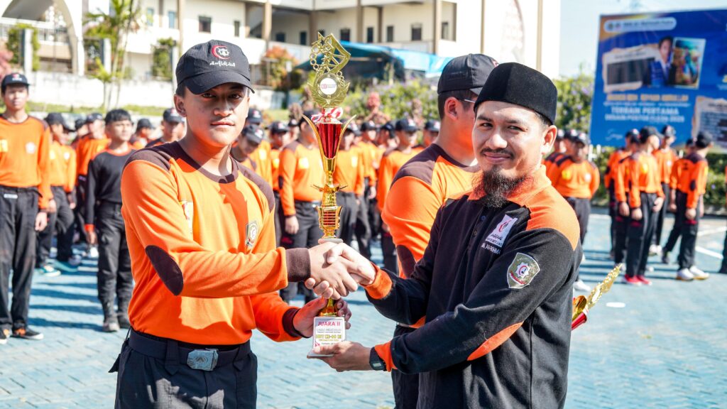 Santri SMA Ar-Rohmah Putra meraih juara 2 dan 3 dalam Lomba Ketangkasan Baris-Berbaris (LKBB) tingkat Kecamatan Dau, Malang, yang diikuti seluruh sekolah se-kecamatan dalam rangka HUT RI ke-80 pada 16 Agustus 2025. Prestasi ini menjadi bukti semangat santri dalam memaknai kemerdekaan, meneguhkan kesiapan mereka menjaga keutuhan dan keamanan NKRI, sekaligus menguatkan pendidikan karakter melalui disiplin, kekompakan, serta jiwa patriotisme.