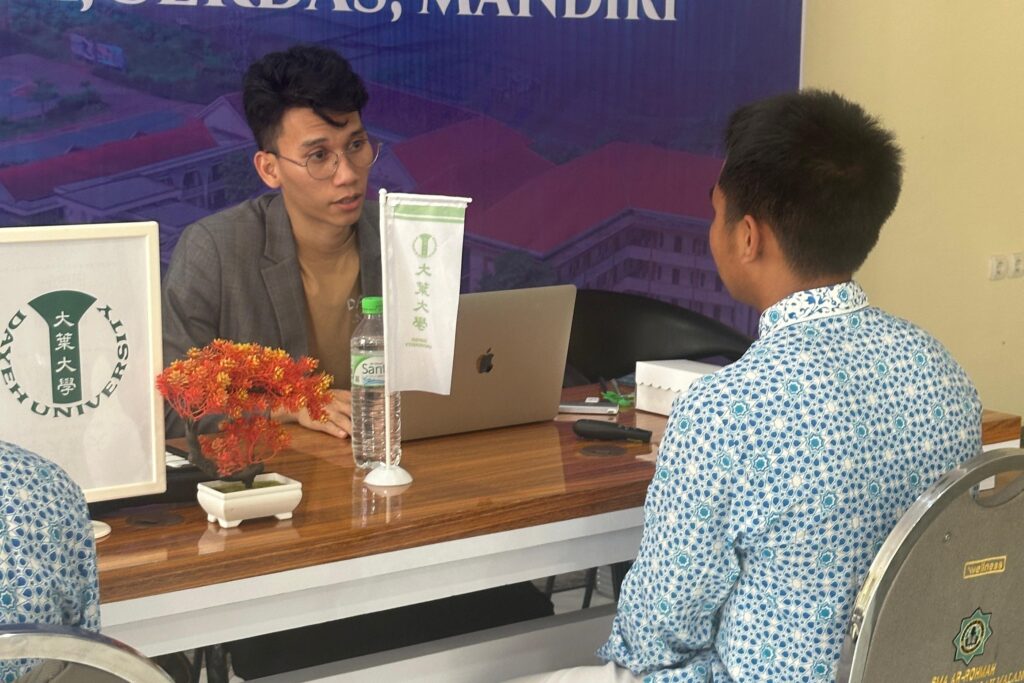 Pre Interview Study Abroad memberikan kesempatan bagi santri kelas XII SMA Ar-Rohmah untuk mengenal lebih dekat prosedur seleksi studi ke luar negeri, melatih kesiapan diri menghadapi wawancara, serta membuka wawasan tentang peluang beasiswa internasional yang dapat diraih di masa depan.