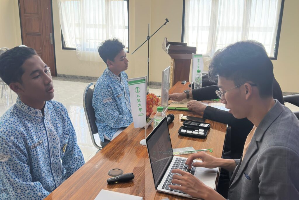 Pre Interview Study Abroad memberikan kesempatan bagi santri kelas XII SMA Ar-Rohmah untuk mengenal lebih dekat prosedur seleksi studi ke luar negeri, melatih kesiapan diri menghadapi wawancara, serta membuka wawasan tentang peluang beasiswa internasional yang dapat diraih di masa depan.