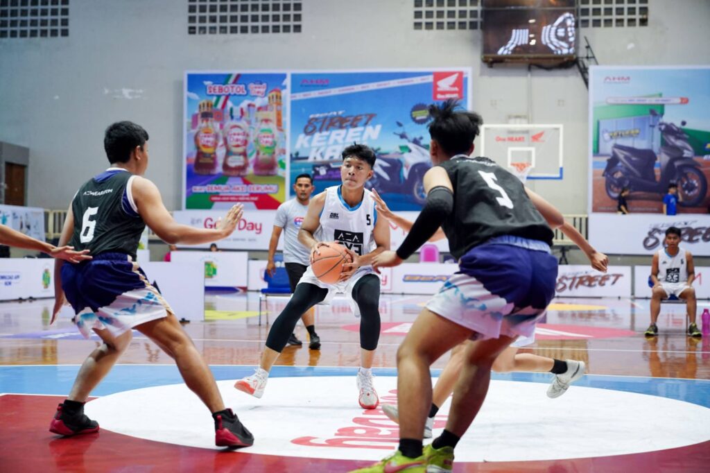 Santri SMA Ar-Rohmah yang berhasil meraih gelar MVP AZA 3X3 Competition 2025 Malang menjadi bukti nyata kerja keras, disiplin, dan kekompakan tim basket SMA Ar-Rohmah dalam mencetak prestasi di tingkat pelajar