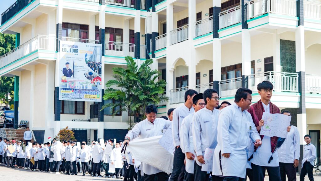 Peringatan Maulid Nabi Muhammad SAW di SMA Ar-Rohmah Putra menjadi momen berharga untuk menumbuhkan cinta Rasul dan meneladani akhlaknya dalam kehidupan sehari-hari