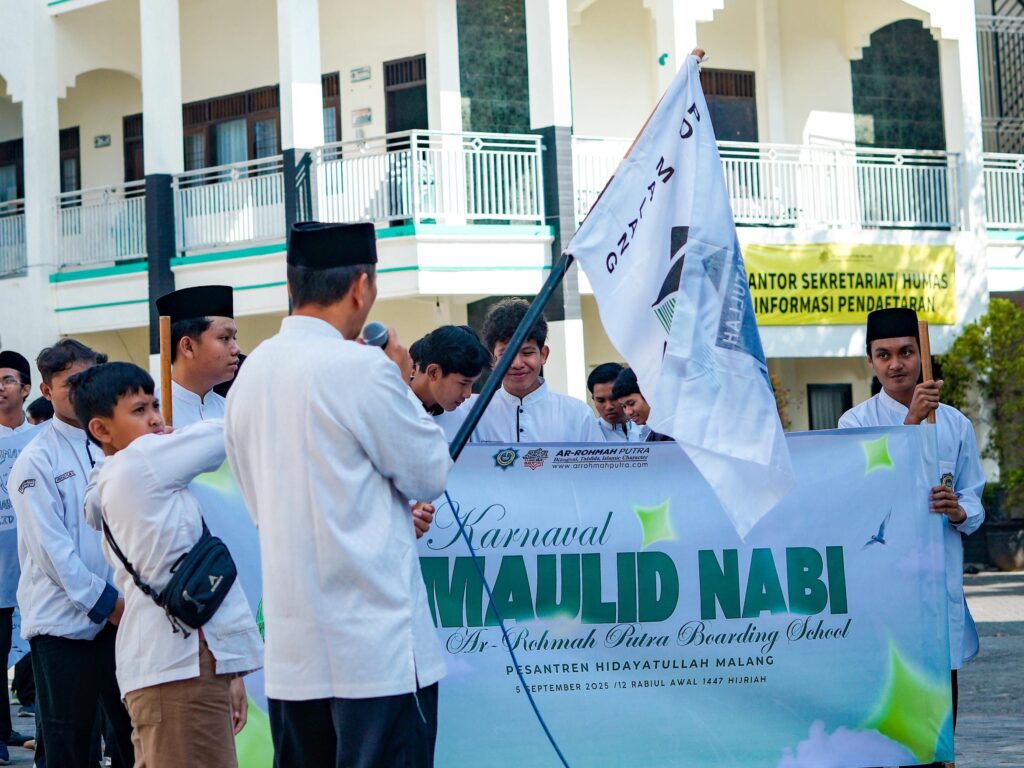 Peringatan Maulid Nabi Muhammad di SMA Ar-Rohmah Putra Malang berlangsung khidmat dan penuh makna, menjadi momentum penting untuk meneladani akhlak Rasulullah sekaligus memperkuat kecintaan para santri kepada Nabi.