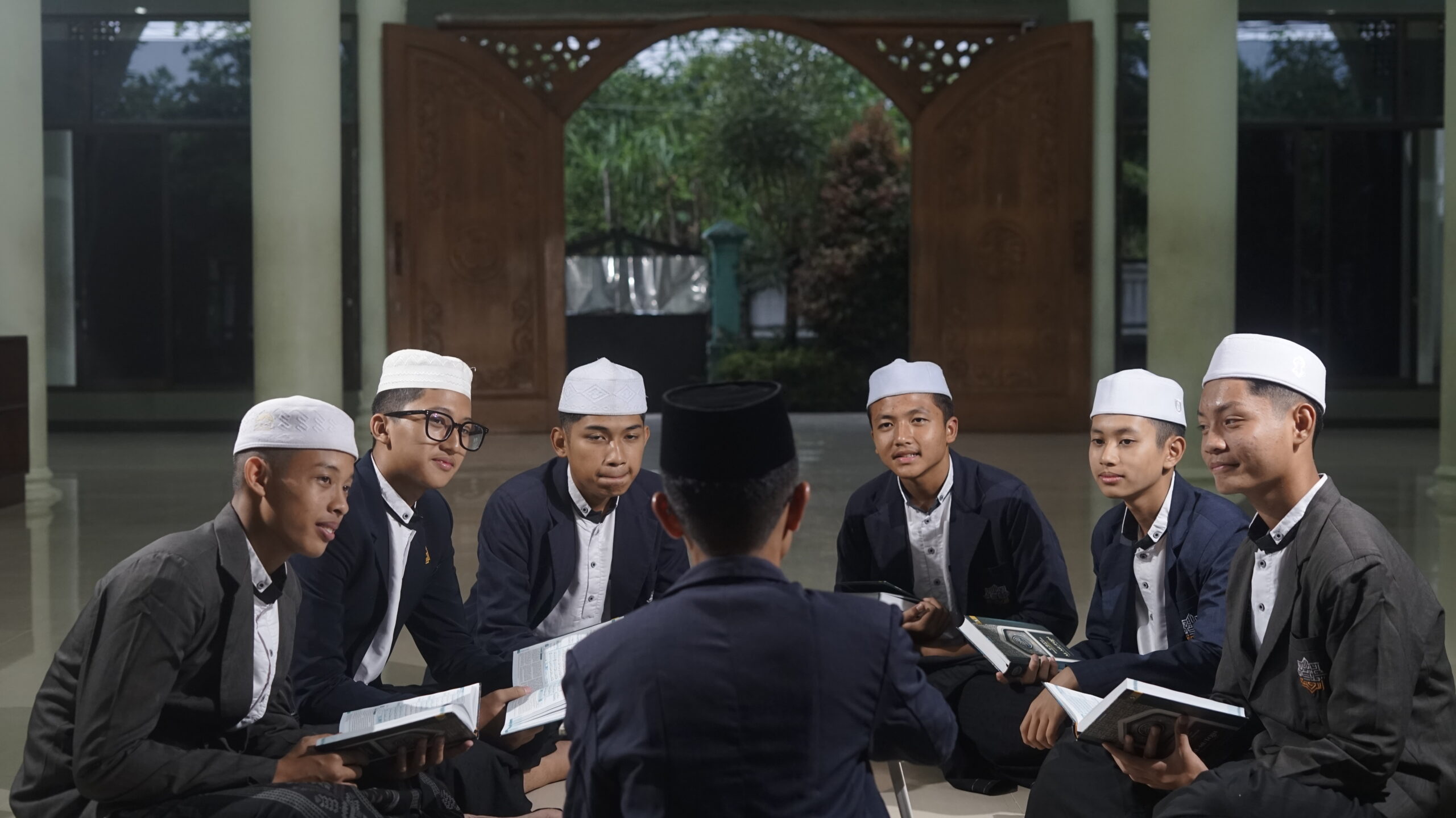 Kurikulum Al-Qur’an di SMA Ar-Rohmah Malang menjadi poros Pendidikan Integral Berbasis Tauhid (PIBT). Program mencakup bacaan, tahfidz, dan tadabbur Al-Qur’an dengan target hafalan berjenjang: 10 juz, 20 juz, hingga 30 juz. Lulusan diarahkan menjadi generasi Qur’ani yang tangguh, berakhlak, dan siap menghadapi dunia global.