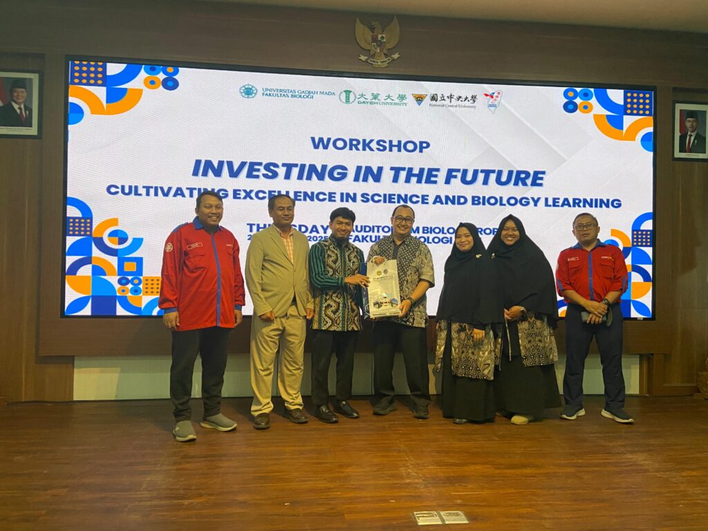 Penandatanganan Nota Kesepahaman (MoU) antara SMA Ar-Rohmah Putra Malang dan Fakultas Biologi Universitas Gadjah Mada (UGM) yang diwakili oleh Muhammad Said, S.Psi., Wakil Kepala Sekolah SMA Ar-Rohmah Putra Malang, dan Prof. Dr. Budi Setiadi Daryono, M.Agr.Sc., Dekan Fakultas Biologi UGM, di Yogyakarta pada 23 Oktober 2025.