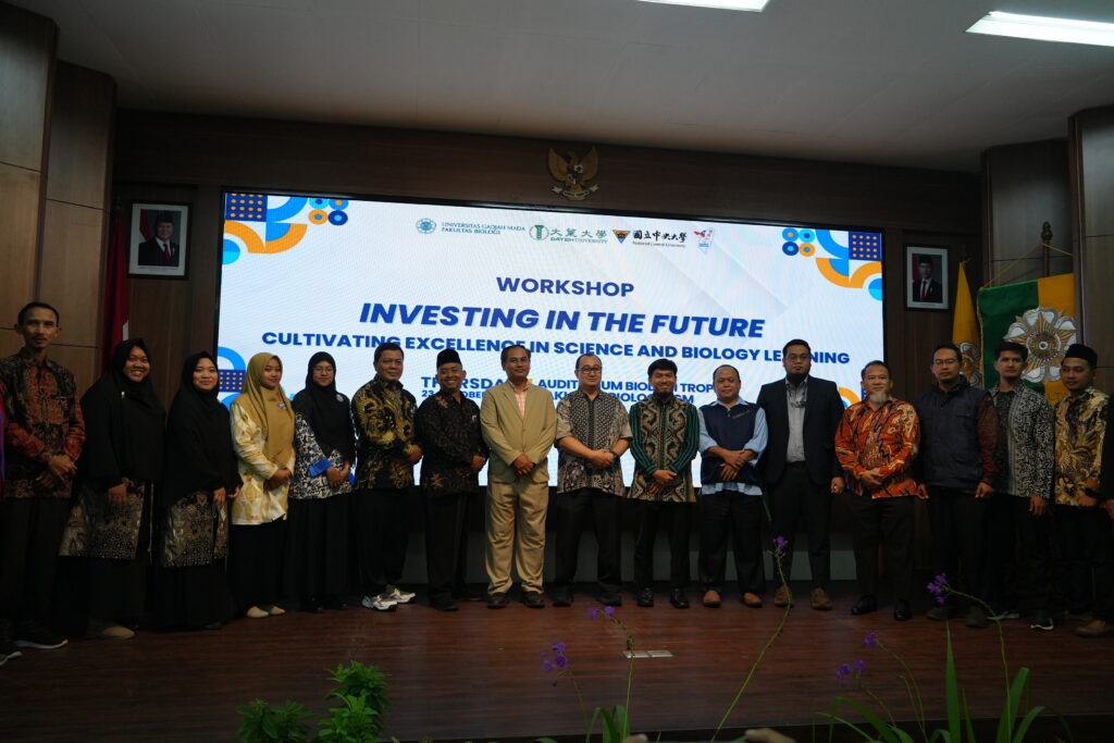 Penandatanganan Nota Kesepahaman (MoU) antara SMA Ar-Rohmah Putra Malang dan Fakultas Biologi Universitas Gadjah Mada (UGM) yang diwakili oleh Muhammad Said, S.Psi., Wakil Kepala Sekolah SMA Ar-Rohmah Putra Malang, dan Prof. Dr. Budi Setiadi Daryono, M.Agr.Sc., Dekan Fakultas Biologi UGM, di Yogyakarta pada 23 Oktober 2025.