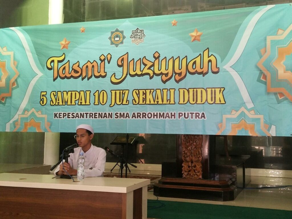 Kurikulum Al-Qur’an di SMA Ar-Rohmah Malang menjadi poros Pendidikan Integral Berbasis Tauhid (PIBT). Program mencakup bacaan, tahfidz, dan tadabbur Al-Qur’an dengan target hafalan berjenjang: 10 juz, 20 juz, hingga 30 juz. Lulusan diarahkan menjadi generasi Qur’ani yang tangguh, berakhlak, dan siap menghadapi dunia global.