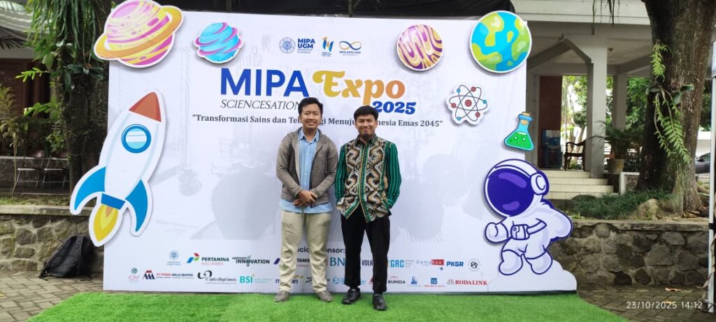 Wakil Kepala Sekolah SMA Ar-Rohmah Putra Malang, Muhammad Said, S.Psi., berfoto bersama dua alumni angkatan 2022 — Muhammad Faris Khiar Calosa (Osa) dari Fakultas Biologi UGM dan Muhammad Ghazy Robbani (Mas Ghozy) dari Fakultas Farmasi UGM — usai berdiskusi di Kampus Universitas Gadjah Mada, Yogyakarta, membahas kesiapan santri menghadapi studi di perguruan tinggi.