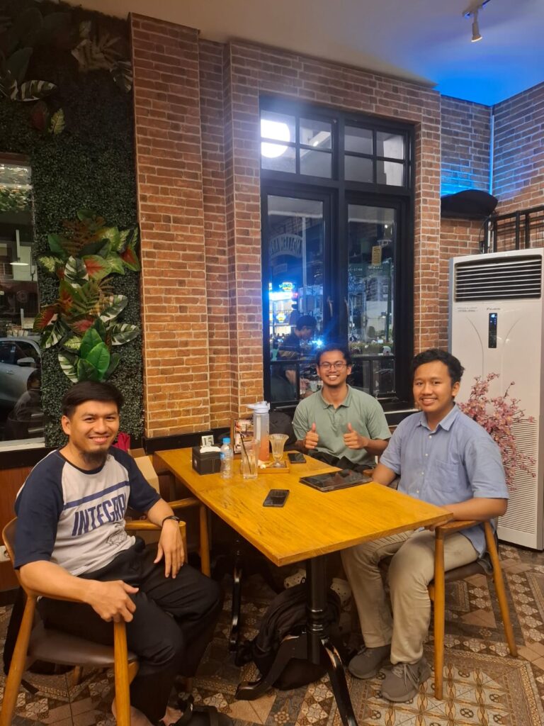 Wakil Kepala Sekolah SMA Ar-Rohmah Putra Malang, Muhammad Said, S.Psi., berfoto bersama dua alumni angkatan 2022 — Muhammad Faris Khiar Calosa (Osa) dari Fakultas Biologi UGM dan Muhammad Ghazy Robbani (Mas Ghozy) dari Fakultas Farmasi UGM — usai berdiskusi di Kampus Universitas Gadjah Mada, Yogyakarta, membahas kesiapan santri menghadapi studi di perguruan tinggi.