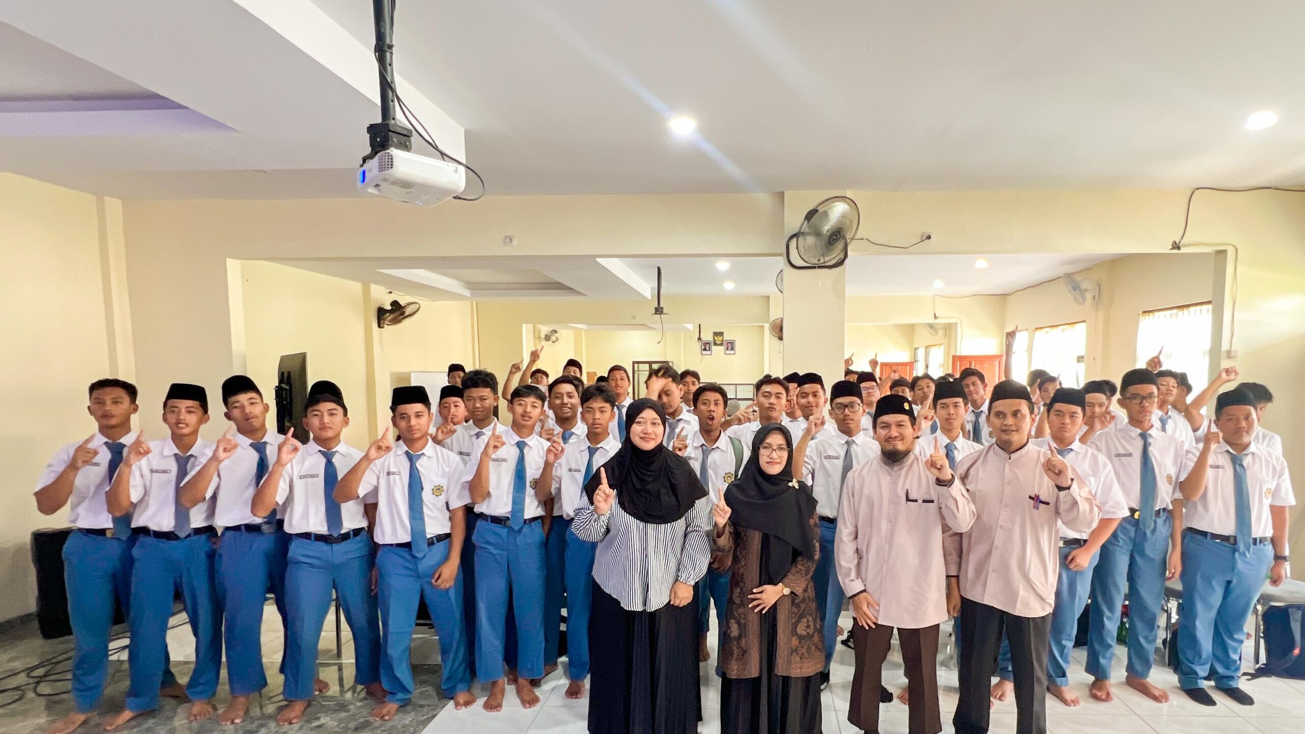 SMA Ar-Rohmah Putra Malang menyelenggarakan psikoedukasi kelas X bertema Anti Bullying for Strong Brotherhood dengan pemateri Dr. (c) Unun Zumairoh Asr Himsyah, M.Pd. Kegiatan ini menanamkan kesadaran bahaya bullying, pentingnya ukhuwah, serta peran siswa dalam menciptakan lingkungan sekolah yang aman, nyaman, dan penuh persaudaraan