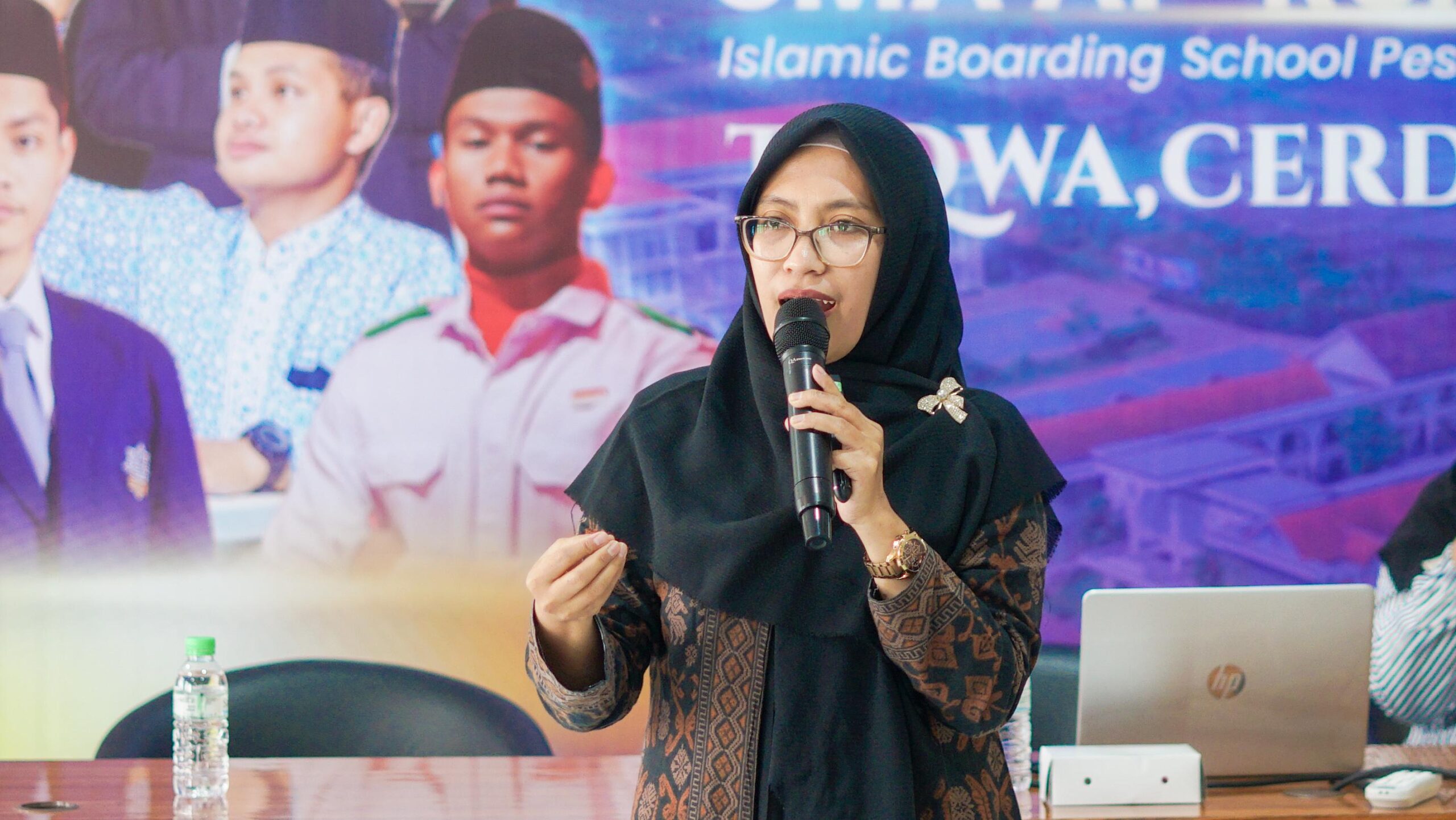 SMA Ar-Rohmah Putra Malang menyelenggarakan psikoedukasi kelas X bertema Anti Bullying for Strong Brotherhood dengan pemateri Dr. (c) Unun Zumairoh Asr Himsyah, M.Pd. Kegiatan ini menanamkan kesadaran bahaya bullying, pentingnya ukhuwah, serta peran siswa dalam menciptakan lingkungan sekolah yang aman, nyaman, dan penuh persaudaraan