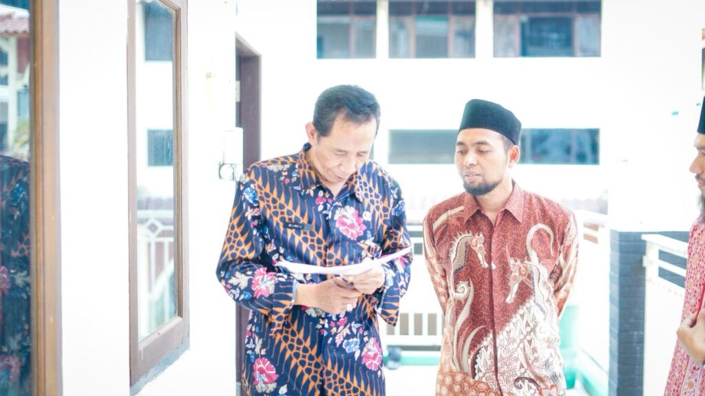 SMA Ar-Rohmah Putra, Ar-Rohmah Boarding School, SMA Islam Berasrama Malang, Boarding School Terbaik di Malang, Sekolah Islam Putra, Sekolah Sunnah Malang, Sekolah Berbasis Qur’an, Sekolah Islam Terpadu Malang, SMA Tahfidz di Malang, SMA Hidayatullah Malang, Sekolah Berbasis Manhaj Nabawi, Pendidikan Islam Terpadu, Sekolah Karakter Islami, Boarding School Islami Jawa Timur, SMA Islam Favorit, SMA Islami Terbaik untuk Putra, Pendidikan Berasrama Islami, SMA Islam Plus Tahfidz, SMA Islami Full Boarding, SMA dengan Kurikulum Diniyah, SMA Islam Unggulan di Malang, Sekolah dengan Pembinaan Akhlak, Sekolah Pembentuk Karakter Islami, Sekolah Sunnah untuk Remaja, SMA Dakwah dan Tarbiyah, Pendidikan Berbasis Wahyu, Pendidikan Manhaj Nabawi, Sekolah Pembina Iman dan Akhlak, Sekolah Pencetak Pemimpin, Pendidikan Kepemimpinan Islam, Leadership Camp SMA Islam, Kegiatan Pandu Hidayatullah, Pembinaan Karakter Siswa, Program Pembinaan Iman dan Taqwa, Kegiatan Keislaman SMA, Kajian Santri, Mabit Santri, Pesantren Modern Malang, SMA Islam Boarding Putra Terbaik, Kehidupan Santri Boarding, Kemandirian Santri, Pembinaan Akhlak Qurani, Sekolah dengan Disiplin Tinggi, Sekolah dengan Program Dakwah, Siswa Berprestasi SMA Islam, Prestasi Santri Ar-Rohmah, Lomba Tahfidz, Olimpiade Sains Islam, Kegiatan Paskibra SMA Islam, Upacara HUT RI SMA Ar-Rohmah, Hari Santri Nasional, Pendidikan Karakter Kebangsaan, Kegiatan Ukhuwah dan Silaturahmi, Santri Peduli dan Bakti Sosial, Outbond Santri, Kegiatan Literasi Sekolah, Ujian Komprehensif Kelulusan (UKK), Karya Tulis Ilmiah Keislaman, Qiroatul Kutub, Ujian Khitobah Bahasa Arab, Ujian Hadis, Fiqh Islam, Pembelajaran Manhaj Nabawi, Menguatkan Iman, Berakhlak Qurani, Tekun Beribadah, Aktif Berdakwah, Berjamaah dan Berislam Kaffah, Sekolah Islam Inspiratif, SMA Ar-Rohmah Boarding, SMA Ar-Rohmah Malang, Sekolah Islam Mandiri, SMA Ar-Rohmah Putra Boarding School Dau Malang, SMA Islami dengan Kurikulum Tahfidz dan Akademik, Sekolah Islami yang Membentuk Pemimpin Berkarakter, SMA Islami dengan Pembinaan Intensif, Sekolah Islam Putra Terbaik di Indonesia.