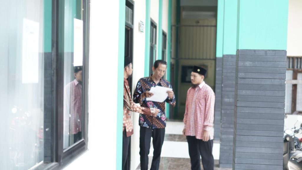 SMA Ar-Rohmah Putra, Ar-Rohmah Boarding School, SMA Islam Berasrama Malang, Boarding School Terbaik di Malang, Sekolah Islam Putra, Sekolah Sunnah Malang, Sekolah Berbasis Qur’an, Sekolah Islam Terpadu Malang, SMA Tahfidz di Malang, SMA Hidayatullah Malang, Sekolah Berbasis Manhaj Nabawi, Pendidikan Islam Terpadu, Sekolah Karakter Islami, Boarding School Islami Jawa Timur, SMA Islam Favorit, SMA Islami Terbaik untuk Putra, Pendidikan Berasrama Islami, SMA Islam Plus Tahfidz, SMA Islami Full Boarding, SMA dengan Kurikulum Diniyah, SMA Islam Unggulan di Malang, Sekolah dengan Pembinaan Akhlak, Sekolah Pembentuk Karakter Islami, Sekolah Sunnah untuk Remaja, SMA Dakwah dan Tarbiyah, Pendidikan Berbasis Wahyu, Pendidikan Manhaj Nabawi, Sekolah Pembina Iman dan Akhlak, Sekolah Pencetak Pemimpin, Pendidikan Kepemimpinan Islam, Leadership Camp SMA Islam, Kegiatan Pandu Hidayatullah, Pembinaan Karakter Siswa, Program Pembinaan Iman dan Taqwa, Kegiatan Keislaman SMA, Kajian Santri, Mabit Santri, Pesantren Modern Malang, SMA Islam Boarding Putra Terbaik, Kehidupan Santri Boarding, Kemandirian Santri, Pembinaan Akhlak Qurani, Sekolah dengan Disiplin Tinggi, Sekolah dengan Program Dakwah, Siswa Berprestasi SMA Islam, Prestasi Santri Ar-Rohmah, Lomba Tahfidz, Olimpiade Sains Islam, Kegiatan Paskibra SMA Islam, Upacara HUT RI SMA Ar-Rohmah, Hari Santri Nasional, Pendidikan Karakter Kebangsaan, Kegiatan Ukhuwah dan Silaturahmi, Santri Peduli dan Bakti Sosial, Outbond Santri, Kegiatan Literasi Sekolah, Ujian Komprehensif Kelulusan (UKK), Karya Tulis Ilmiah Keislaman, Qiroatul Kutub, Ujian Khitobah Bahasa Arab, Ujian Hadis, Fiqh Islam, Pembelajaran Manhaj Nabawi, Menguatkan Iman, Berakhlak Qurani, Tekun Beribadah, Aktif Berdakwah, Berjamaah dan Berislam Kaffah, Sekolah Islam Inspiratif, SMA Ar-Rohmah Boarding, SMA Ar-Rohmah Malang, Sekolah Islam Mandiri, SMA Ar-Rohmah Putra Boarding School Dau Malang, SMA Islami dengan Kurikulum Tahfidz dan Akademik, Sekolah Islami yang Membentuk Pemimpin Berkarakter, SMA Islami dengan Pembinaan Intensif, Sekolah Islam Putra Terbaik di Indonesia.