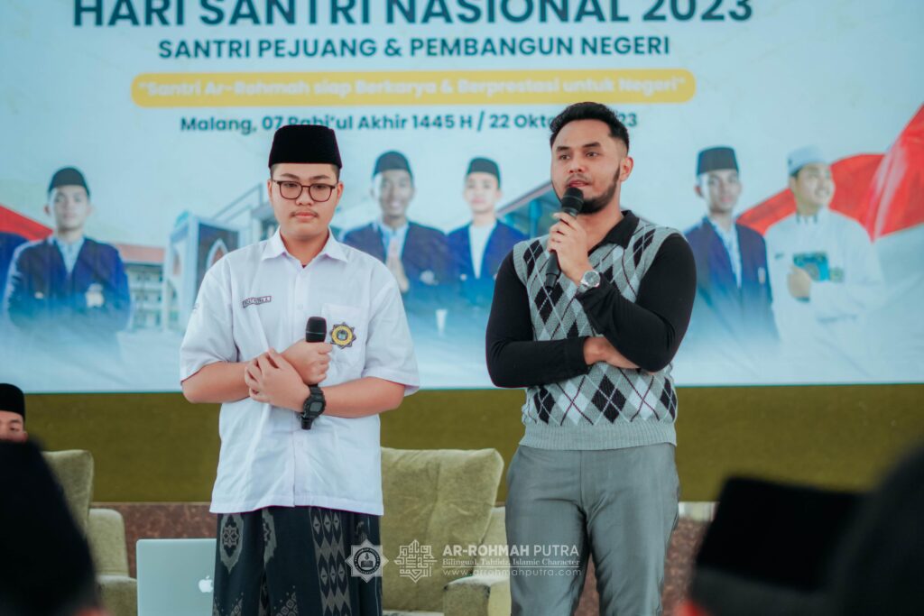 Rachmansyah Darry Putra Panuju, alumni SMP–SMA Ar-Rohmah asal Surabaya, kini dikenal sebagai imam Masjid Pelindo Surabaya dan entrepreneur muda di bidang jasa pernikahan melalui Wedding Organizer & Agency MC. Mantan Duta Wisata dan Duta Kampus UNESA ini menegaskan bahwa kedisiplinan sholat awal waktu dan rutinitas semi-militer di Ar-Rohmah menjadi bekal penting dalam kehidupannya. Kepada adik-adik santri, Darry berpesan untuk terus menggali potensi, menjauhi rasa malas, dan mempersiapkan diri menghadapi dunia nyata dengan disiplin dan semangat pantang menyerah.