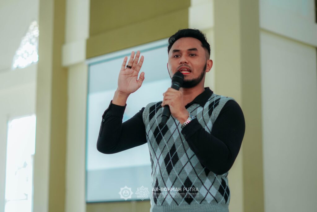 Rachmansyah Darry Putra Panuju, alumni SMP–SMA Ar-Rohmah asal Surabaya, kini dikenal sebagai imam Masjid Pelindo Surabaya dan entrepreneur muda di bidang jasa pernikahan melalui Wedding Organizer & Agency MC. Mantan Duta Wisata dan Duta Kampus UNESA ini menegaskan bahwa kedisiplinan sholat awal waktu dan rutinitas semi-militer di Ar-Rohmah menjadi bekal penting dalam kehidupannya. Kepada adik-adik santri, Darry berpesan untuk terus menggali potensi, menjauhi rasa malas, dan mempersiapkan diri menghadapi dunia nyata dengan disiplin dan semangat pantang menyerah.