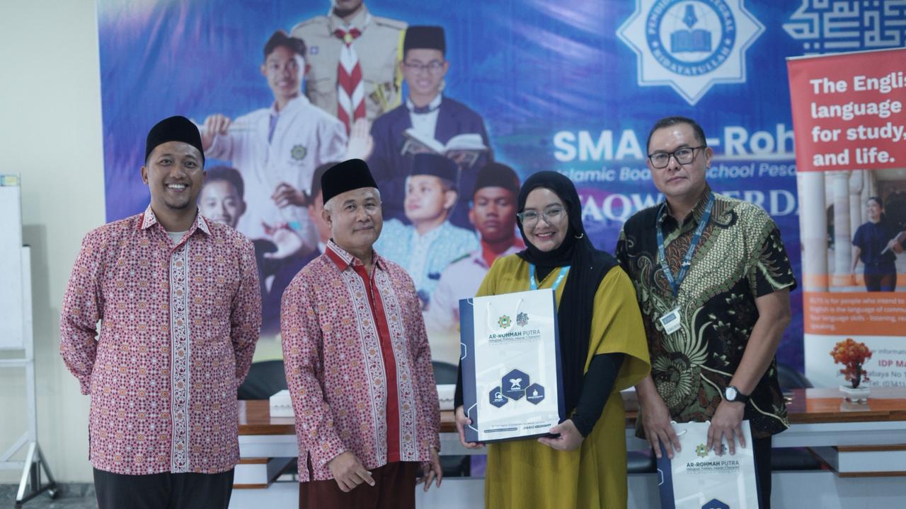 SMA Ar-Rohmah Putra menggelar sosialisasi studi luar negeri bersama University of Glasgow pada 19 November 2025 sebagai upaya membuka wawasan global siswa kelas XI dan XII. Kegiatan ini menghadirkan pemaparan lengkap mengenai peluang kuliah di Inggris, pilihan jurusan, persyaratan masuk, hingga peluang beasiswa, bekerja sama dengan IDP Malang sebagai mitra edukasi internasional. Melalui agenda ini, SMA Ar-Rohmah Putra memperkuat komitmennya dalam menghadirkan program pendidikan berorientasi global serta memfasilitasi siswa untuk meraih jenjang pendidikan tinggi di universitas kelas dunia.