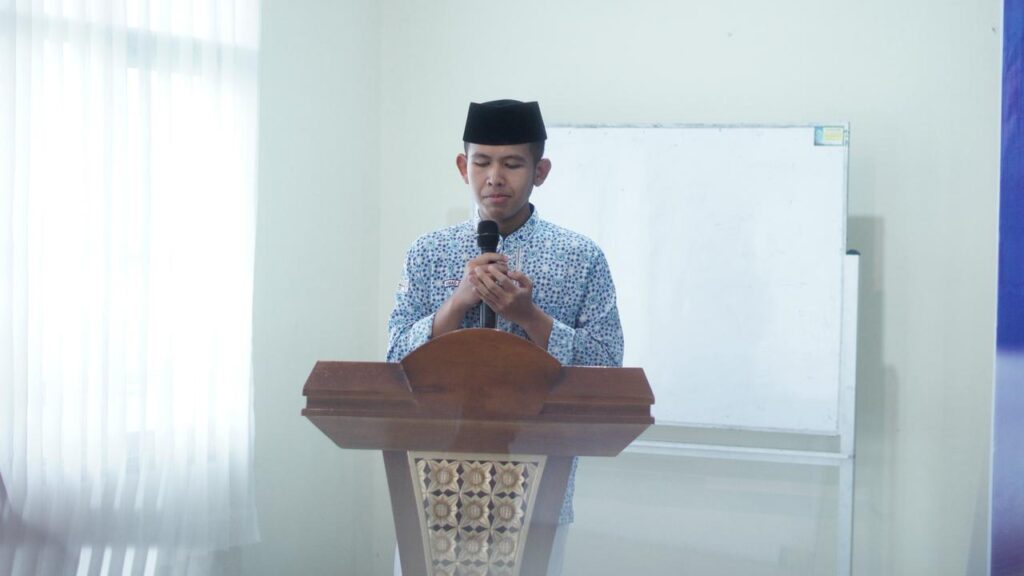 SMA Ar-Rohmah Putra menggelar sosialisasi studi luar negeri bersama University of Glasgow pada 19 November 2025 sebagai upaya membuka wawasan global siswa kelas XI dan XII. Kegiatan ini menghadirkan pemaparan lengkap mengenai peluang kuliah di Inggris, pilihan jurusan, persyaratan masuk, hingga peluang beasiswa, bekerja sama dengan IDP Malang sebagai mitra edukasi internasional. Melalui agenda ini, SMA Ar-Rohmah Putra memperkuat komitmennya dalam menghadirkan program pendidikan berorientasi global serta memfasilitasi siswa untuk meraih jenjang pendidikan tinggi di universitas kelas dunia.