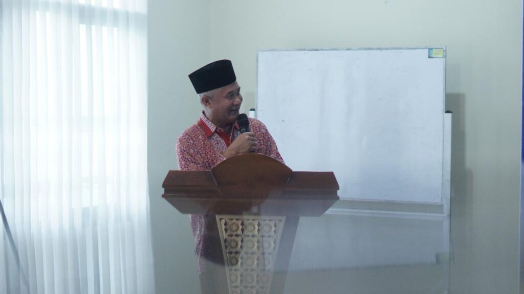 SMA Ar-Rohmah Putra menggelar sosialisasi studi luar negeri bersama University of Glasgow pada 19 November 2025 sebagai upaya membuka wawasan global siswa kelas XI dan XII. Kegiatan ini menghadirkan pemaparan lengkap mengenai peluang kuliah di Inggris, pilihan jurusan, persyaratan masuk, hingga peluang beasiswa, bekerja sama dengan IDP Malang sebagai mitra edukasi internasional. Melalui agenda ini, SMA Ar-Rohmah Putra memperkuat komitmennya dalam menghadirkan program pendidikan berorientasi global serta memfasilitasi siswa untuk meraih jenjang pendidikan tinggi di universitas kelas dunia.