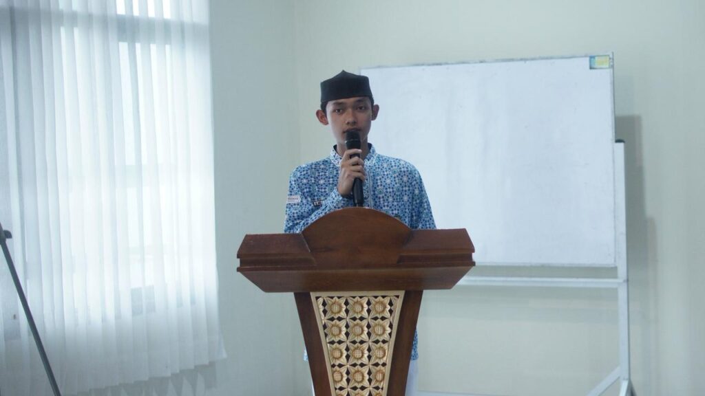SMA Ar-Rohmah Putra menggelar sosialisasi studi luar negeri bersama University of Glasgow pada 19 November 2025 sebagai upaya membuka wawasan global siswa kelas XI dan XII. Kegiatan ini menghadirkan pemaparan lengkap mengenai peluang kuliah di Inggris, pilihan jurusan, persyaratan masuk, hingga peluang beasiswa, bekerja sama dengan IDP Malang sebagai mitra edukasi internasional. Melalui agenda ini, SMA Ar-Rohmah Putra memperkuat komitmennya dalam menghadirkan program pendidikan berorientasi global serta memfasilitasi siswa untuk meraih jenjang pendidikan tinggi di universitas kelas dunia.