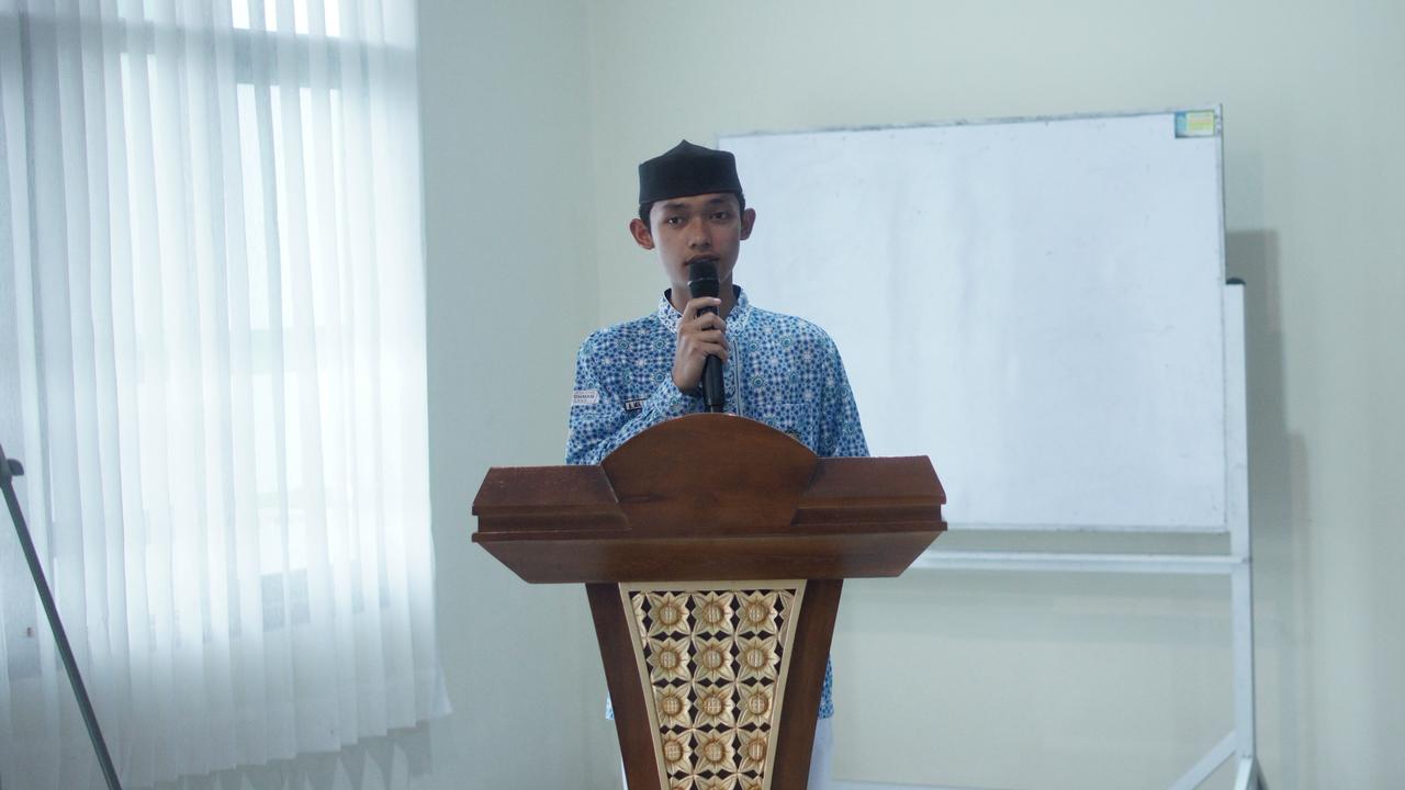 SMA Ar-Rohmah Putra menggelar sosialisasi studi luar negeri bersama University of Glasgow pada 19 November 2025 sebagai upaya membuka wawasan global siswa kelas XI dan XII. Kegiatan ini menghadirkan pemaparan lengkap mengenai peluang kuliah di Inggris, pilihan jurusan, persyaratan masuk, hingga peluang beasiswa, bekerja sama dengan IDP Malang sebagai mitra edukasi internasional. Melalui agenda ini, SMA Ar-Rohmah Putra memperkuat komitmennya dalam menghadirkan program pendidikan berorientasi global serta memfasilitasi siswa untuk meraih jenjang pendidikan tinggi di universitas kelas dunia.