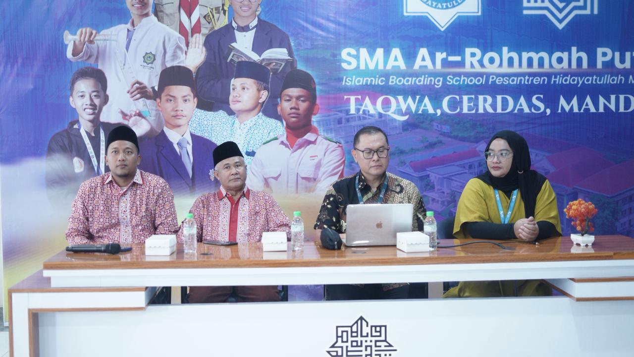 SMA Ar-Rohmah Putra menggelar sosialisasi studi luar negeri bersama University of Glasgow pada 19 November 2025 sebagai upaya membuka wawasan global siswa kelas XI dan XII. Kegiatan ini menghadirkan pemaparan lengkap mengenai peluang kuliah di Inggris, pilihan jurusan, persyaratan masuk, hingga peluang beasiswa, bekerja sama dengan IDP Malang sebagai mitra edukasi internasional. Melalui agenda ini, SMA Ar-Rohmah Putra memperkuat komitmennya dalam menghadirkan program pendidikan berorientasi global serta memfasilitasi siswa untuk meraih jenjang pendidikan tinggi di universitas kelas dunia.