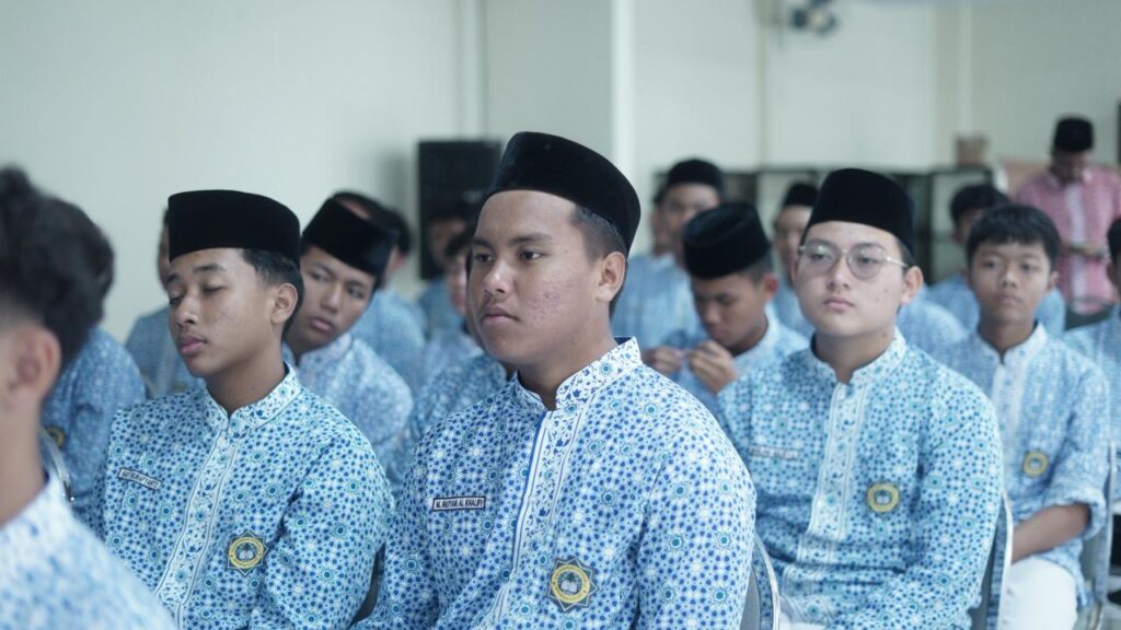 SMA Ar-Rohmah Putra menggelar sosialisasi studi luar negeri bersama University of Glasgow pada 19 November 2025 sebagai upaya membuka wawasan global siswa kelas XI dan XII. Kegiatan ini menghadirkan pemaparan lengkap mengenai peluang kuliah di Inggris, pilihan jurusan, persyaratan masuk, hingga peluang beasiswa, bekerja sama dengan IDP Malang sebagai mitra edukasi internasional. Melalui agenda ini, SMA Ar-Rohmah Putra memperkuat komitmennya dalam menghadirkan program pendidikan berorientasi global serta memfasilitasi siswa untuk meraih jenjang pendidikan tinggi di universitas kelas dunia.