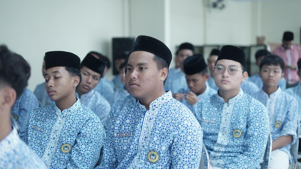 SMA Ar-Rohmah Putra menggelar sosialisasi studi luar negeri bersama University of Glasgow pada 19 November 2025 sebagai upaya membuka wawasan global siswa kelas XI dan XII. Kegiatan ini menghadirkan pemaparan lengkap mengenai peluang kuliah di Inggris, pilihan jurusan, persyaratan masuk, hingga peluang beasiswa, bekerja sama dengan IDP Malang sebagai mitra edukasi internasional. Melalui agenda ini, SMA Ar-Rohmah Putra memperkuat komitmennya dalam menghadirkan program pendidikan berorientasi global serta memfasilitasi siswa untuk meraih jenjang pendidikan tinggi di universitas kelas dunia.