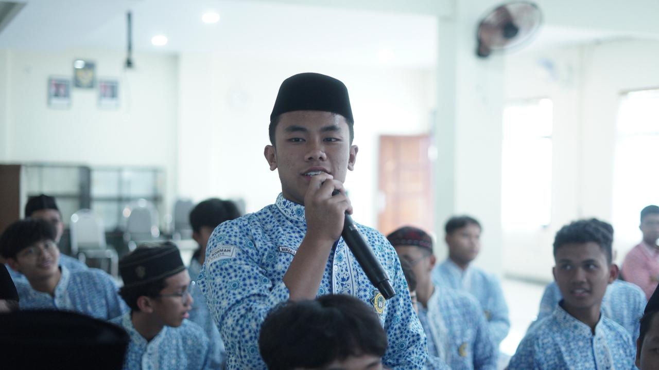 SMA Ar-Rohmah Putra menggelar sosialisasi studi luar negeri bersama University of Glasgow pada 19 November 2025 sebagai upaya membuka wawasan global siswa kelas XI dan XII. Kegiatan ini menghadirkan pemaparan lengkap mengenai peluang kuliah di Inggris, pilihan jurusan, persyaratan masuk, hingga peluang beasiswa, bekerja sama dengan IDP Malang sebagai mitra edukasi internasional. Melalui agenda ini, SMA Ar-Rohmah Putra memperkuat komitmennya dalam menghadirkan program pendidikan berorientasi global serta memfasilitasi siswa untuk meraih jenjang pendidikan tinggi di universitas kelas dunia.