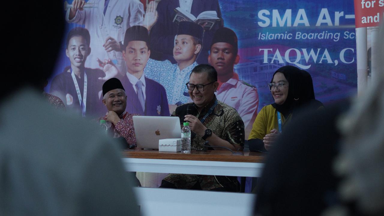 SMA Ar-Rohmah Putra menggelar sosialisasi studi luar negeri bersama University of Glasgow pada 19 November 2025 sebagai upaya membuka wawasan global siswa kelas XI dan XII. Kegiatan ini menghadirkan pemaparan lengkap mengenai peluang kuliah di Inggris, pilihan jurusan, persyaratan masuk, hingga peluang beasiswa, bekerja sama dengan IDP Malang sebagai mitra edukasi internasional. Melalui agenda ini, SMA Ar-Rohmah Putra memperkuat komitmennya dalam menghadirkan program pendidikan berorientasi global serta memfasilitasi siswa untuk meraih jenjang pendidikan tinggi di universitas kelas dunia.
