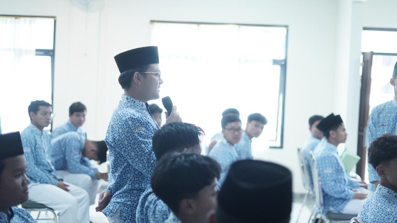 SMA Ar-Rohmah Putra menggelar sosialisasi studi luar negeri bersama University of Glasgow pada 19 November 2025 sebagai upaya membuka wawasan global siswa kelas XI dan XII. Kegiatan ini menghadirkan pemaparan lengkap mengenai peluang kuliah di Inggris, pilihan jurusan, persyaratan masuk, hingga peluang beasiswa, bekerja sama dengan IDP Malang sebagai mitra edukasi internasional. Melalui agenda ini, SMA Ar-Rohmah Putra memperkuat komitmennya dalam menghadirkan program pendidikan berorientasi global serta memfasilitasi siswa untuk meraih jenjang pendidikan tinggi di universitas kelas dunia.