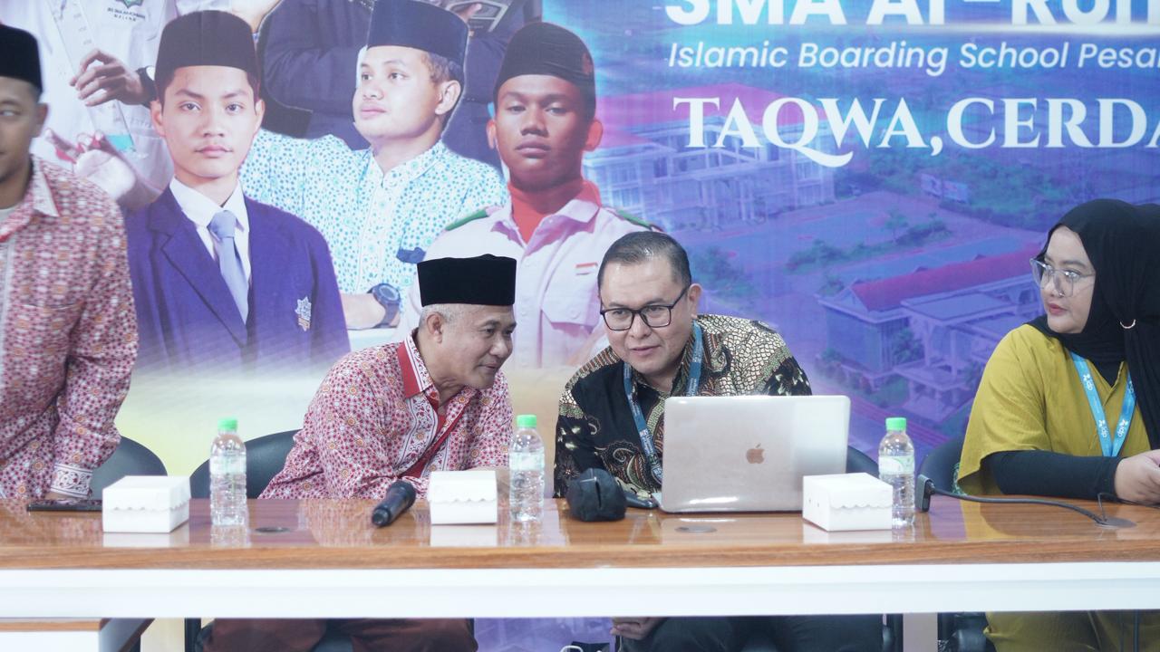 SMA Ar-Rohmah Putra menggelar sosialisasi studi luar negeri bersama University of Glasgow pada 19 November 2025 sebagai upaya membuka wawasan global siswa kelas XI dan XII. Kegiatan ini menghadirkan pemaparan lengkap mengenai peluang kuliah di Inggris, pilihan jurusan, persyaratan masuk, hingga peluang beasiswa, bekerja sama dengan IDP Malang sebagai mitra edukasi internasional. Melalui agenda ini, SMA Ar-Rohmah Putra memperkuat komitmennya dalam menghadirkan program pendidikan berorientasi global serta memfasilitasi siswa untuk meraih jenjang pendidikan tinggi di universitas kelas dunia.