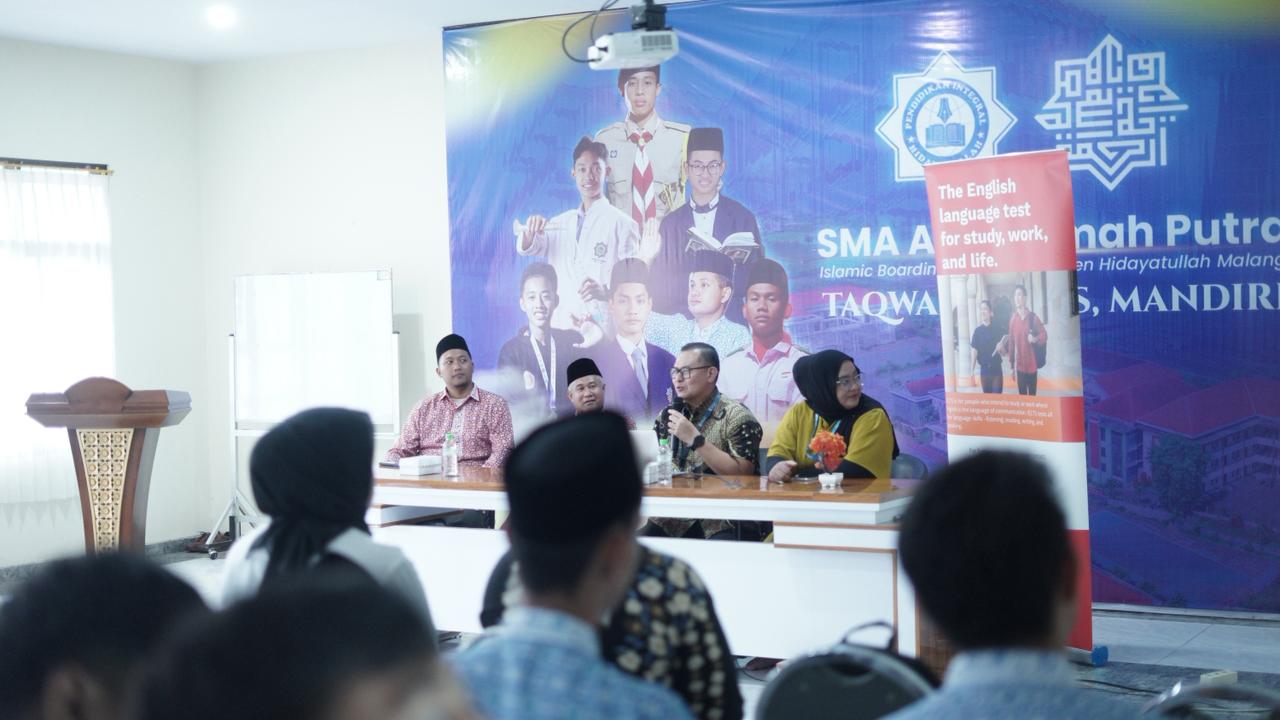 SMA Ar-Rohmah Putra menggelar sosialisasi studi luar negeri bersama University of Glasgow pada 19 November 2025 sebagai upaya membuka wawasan global siswa kelas XI dan XII. Kegiatan ini menghadirkan pemaparan lengkap mengenai peluang kuliah di Inggris, pilihan jurusan, persyaratan masuk, hingga peluang beasiswa, bekerja sama dengan IDP Malang sebagai mitra edukasi internasional. Melalui agenda ini, SMA Ar-Rohmah Putra memperkuat komitmennya dalam menghadirkan program pendidikan berorientasi global serta memfasilitasi siswa untuk meraih jenjang pendidikan tinggi di universitas kelas dunia.